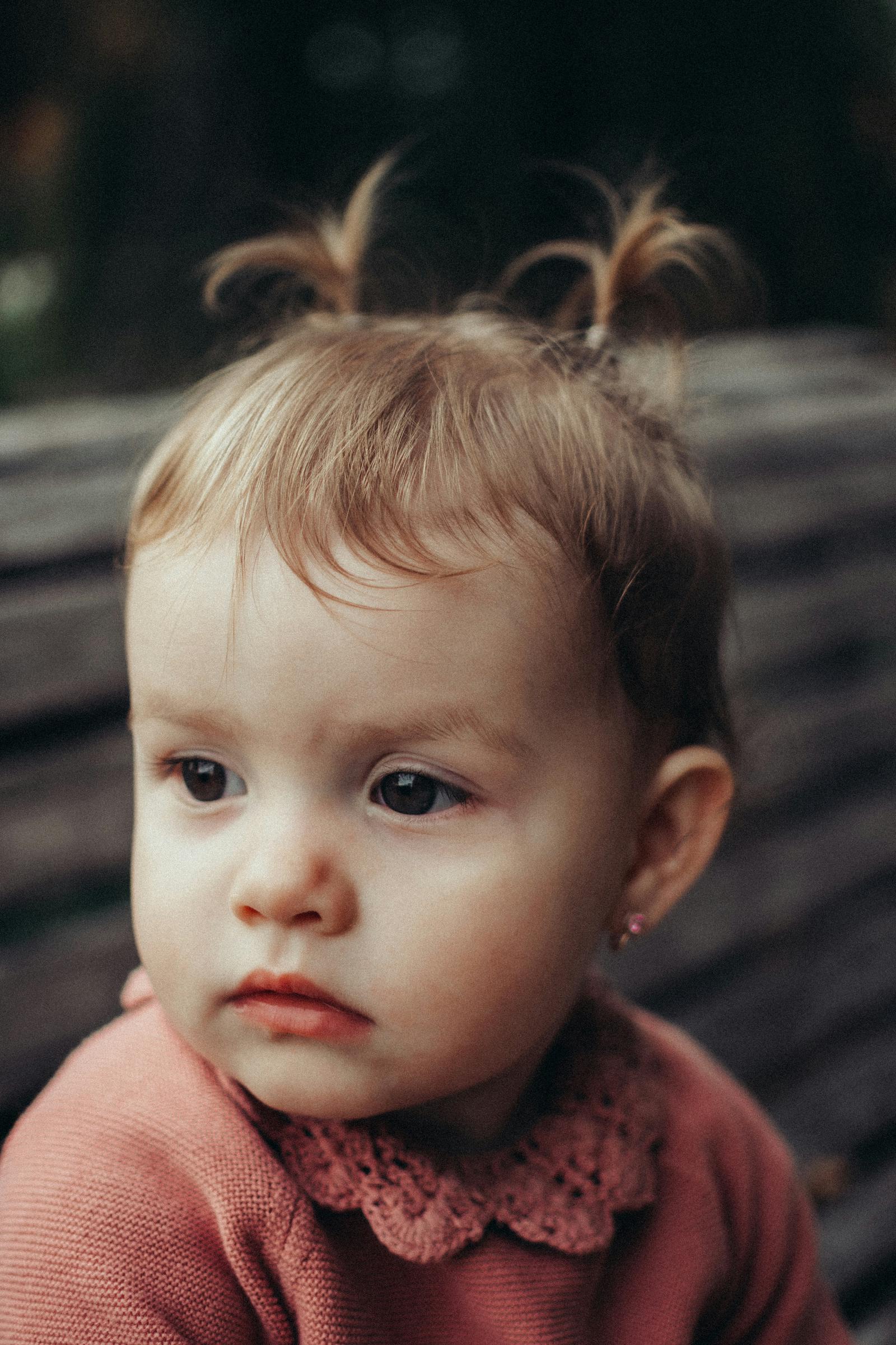 Primer plano de una niña | Fuente: Unsplash