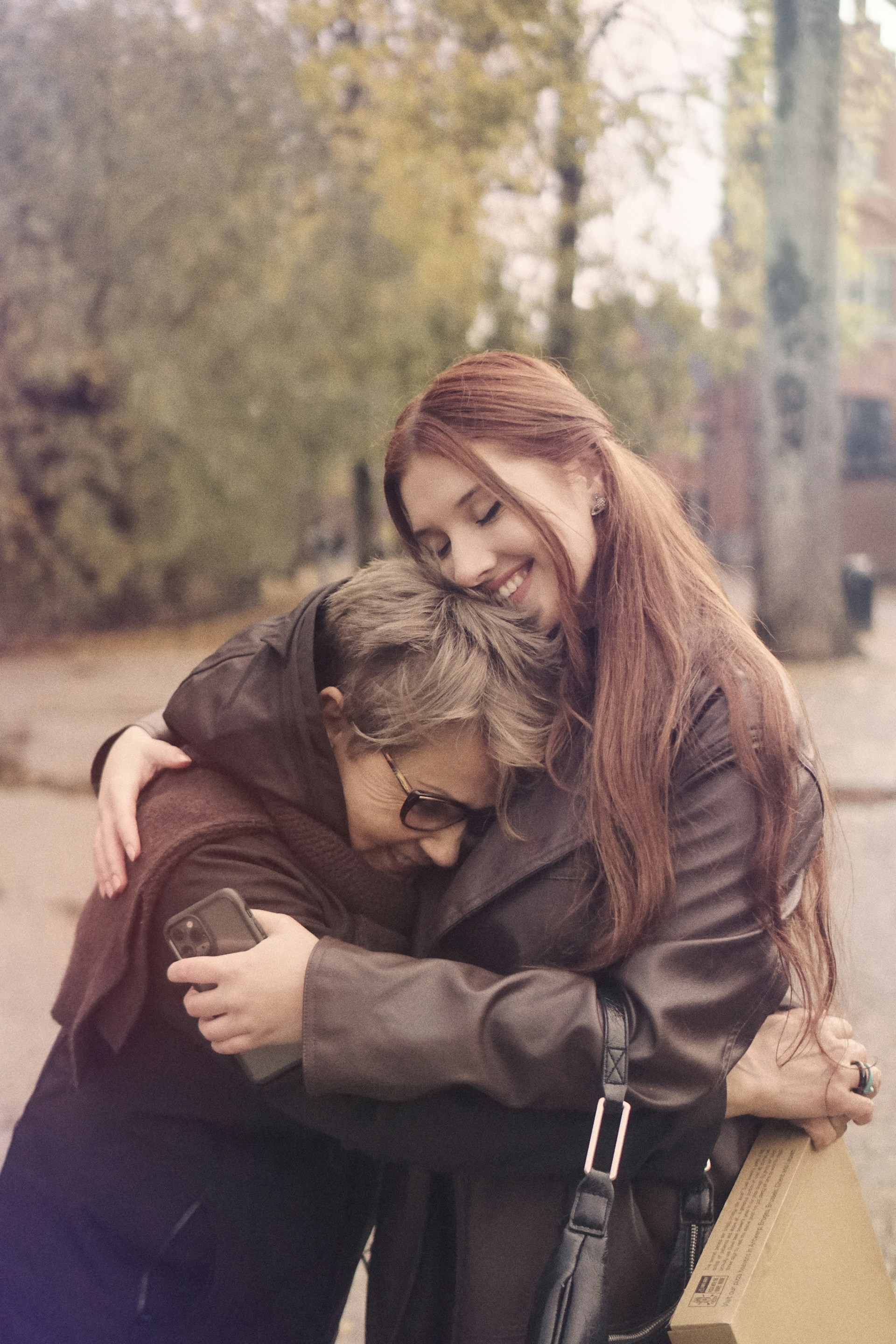 Dos mujeres abrazándose | Fuente: Unsplash