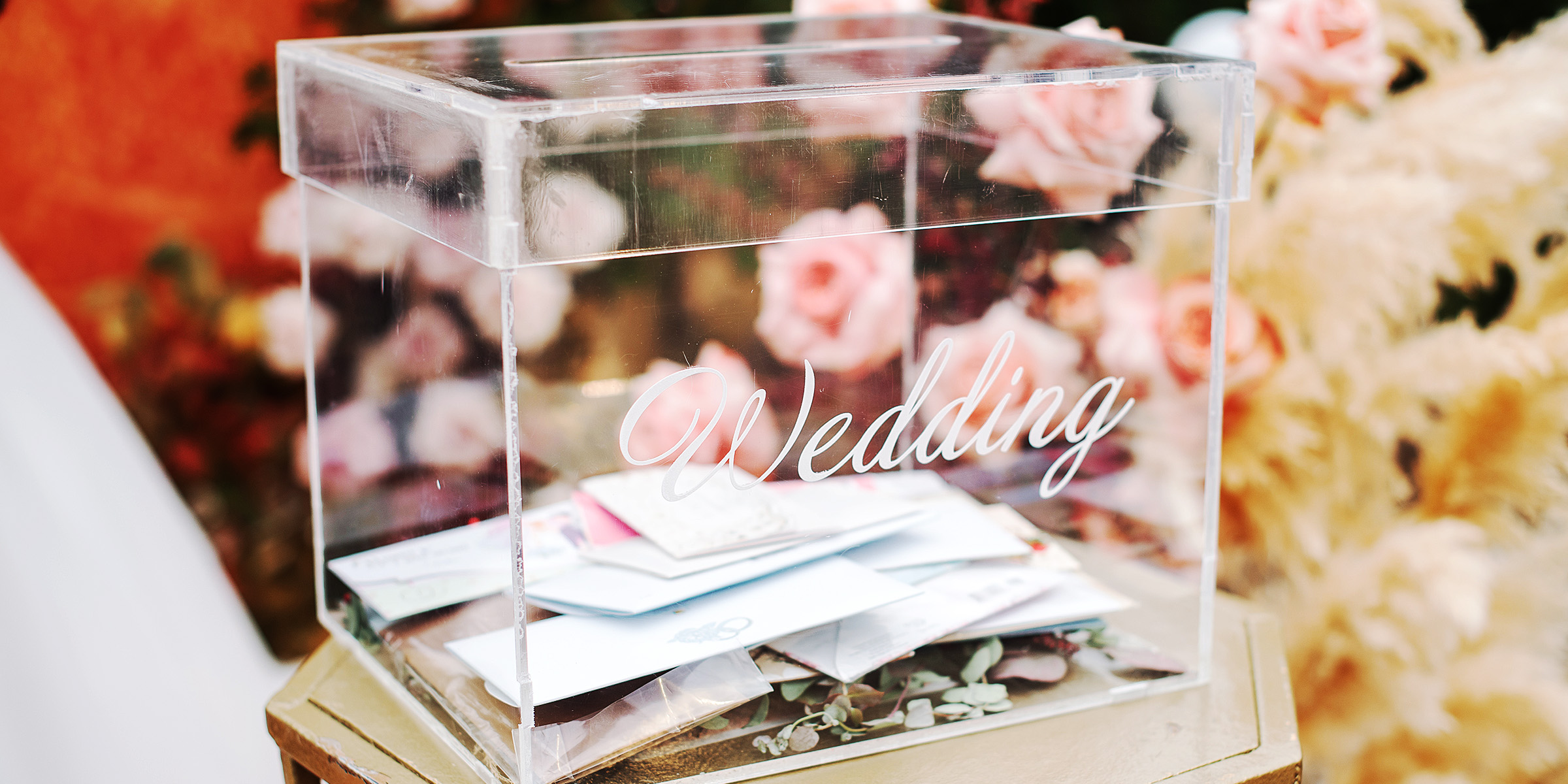 Una caja de cristal para regalos de boda | Fuente: Shutterstock