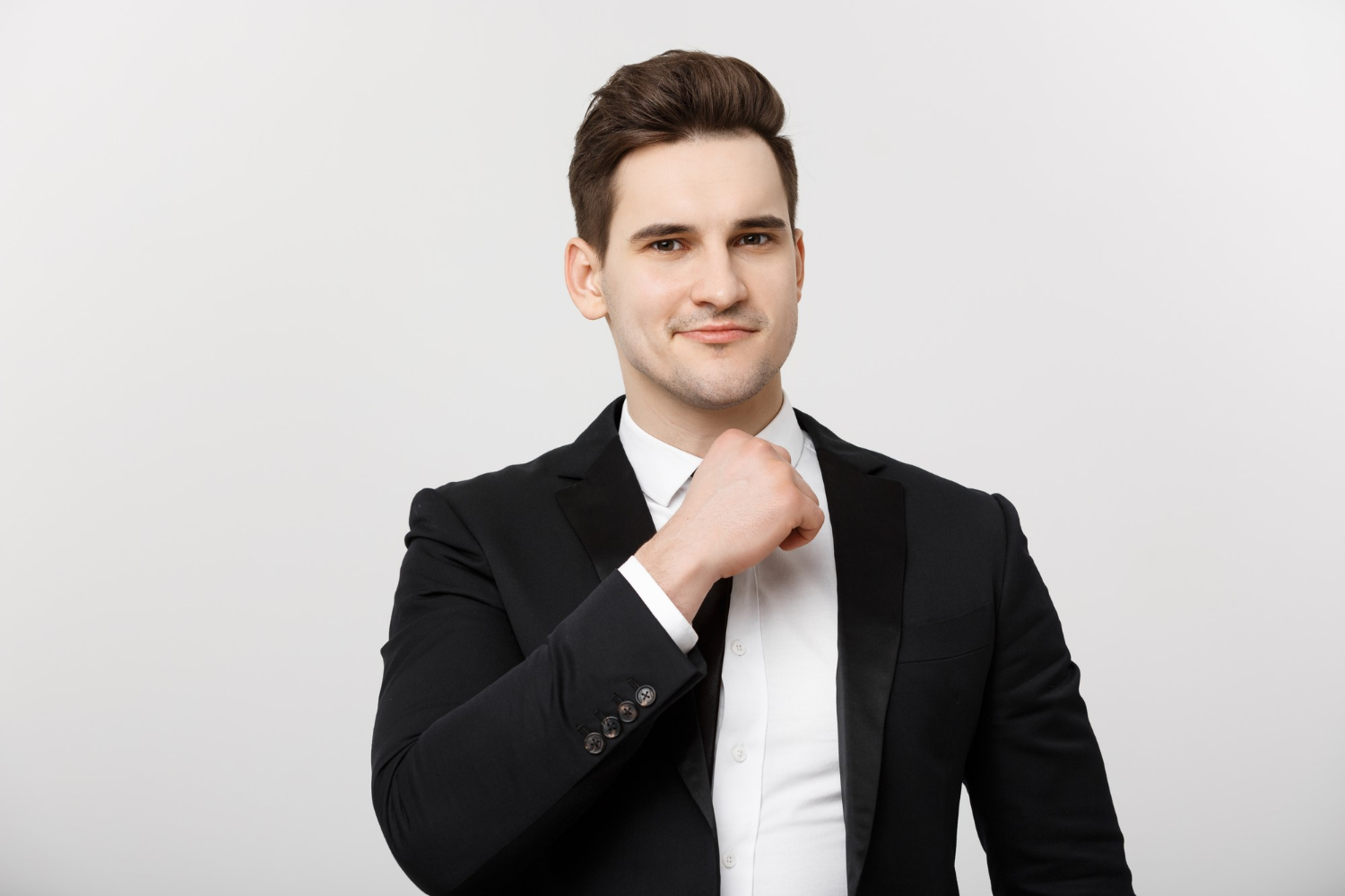 Un hombre guapo sonriendo | Fuente: Freepik