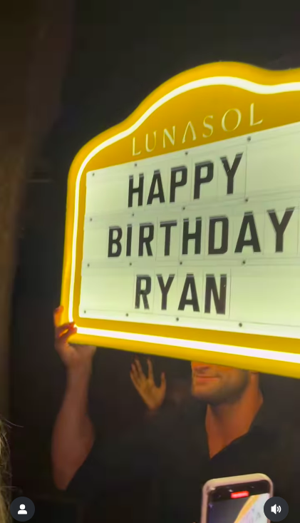 Ryan posa acompañado en su festejo de cumpleaños número 22. | Foto: Instagram.com/dayanarapr