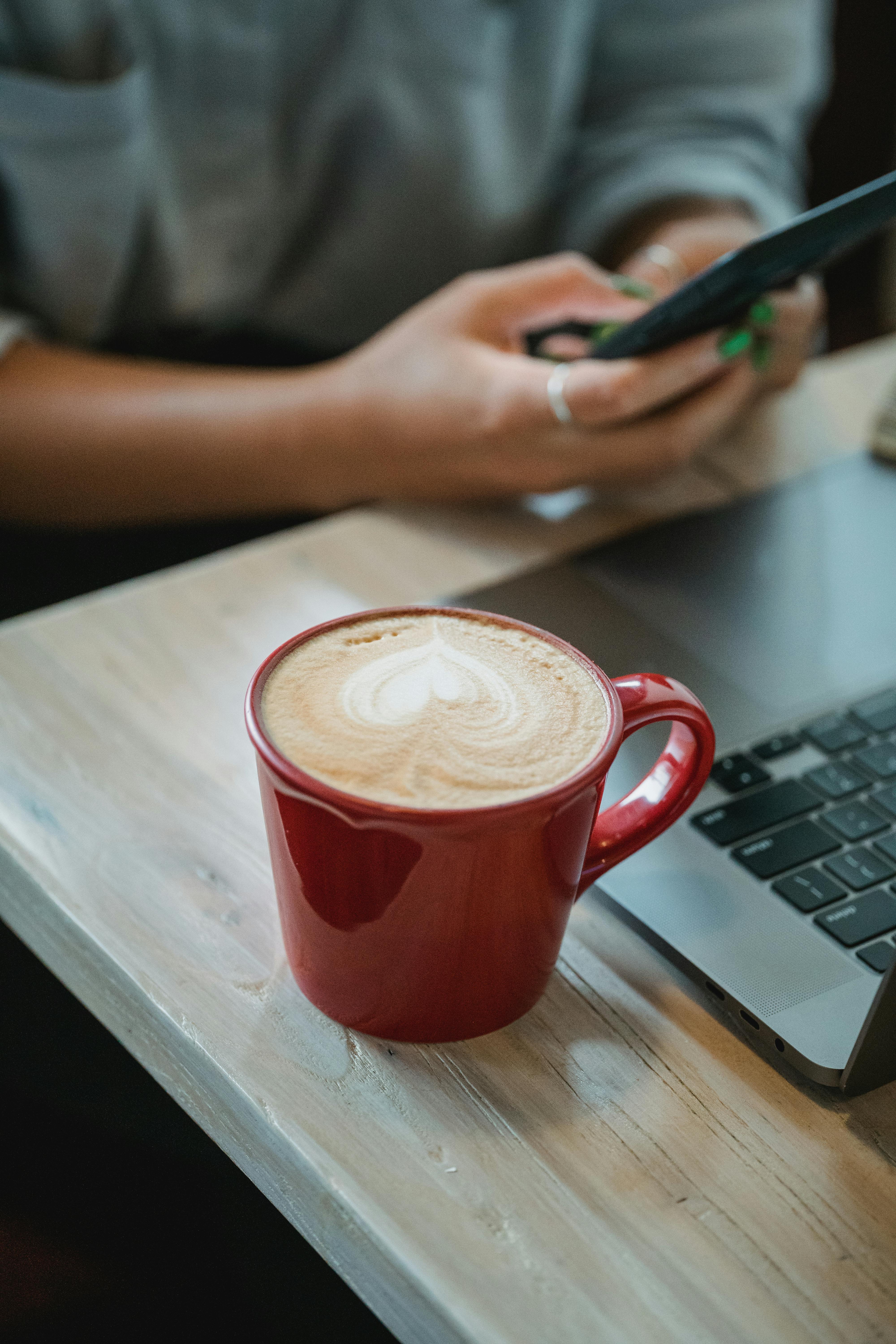 Una mujer tecleando en un móvil | Fuente: Pexels
