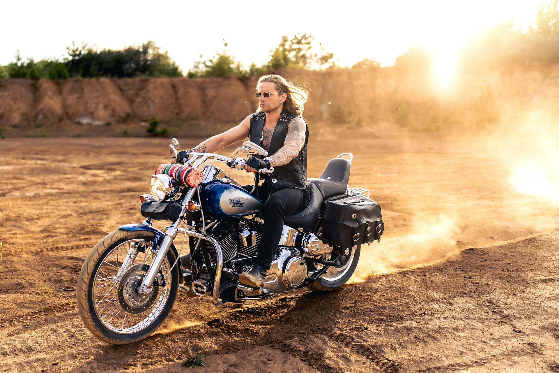 Un hombre conduciendo una moto | Fuente: Pexels