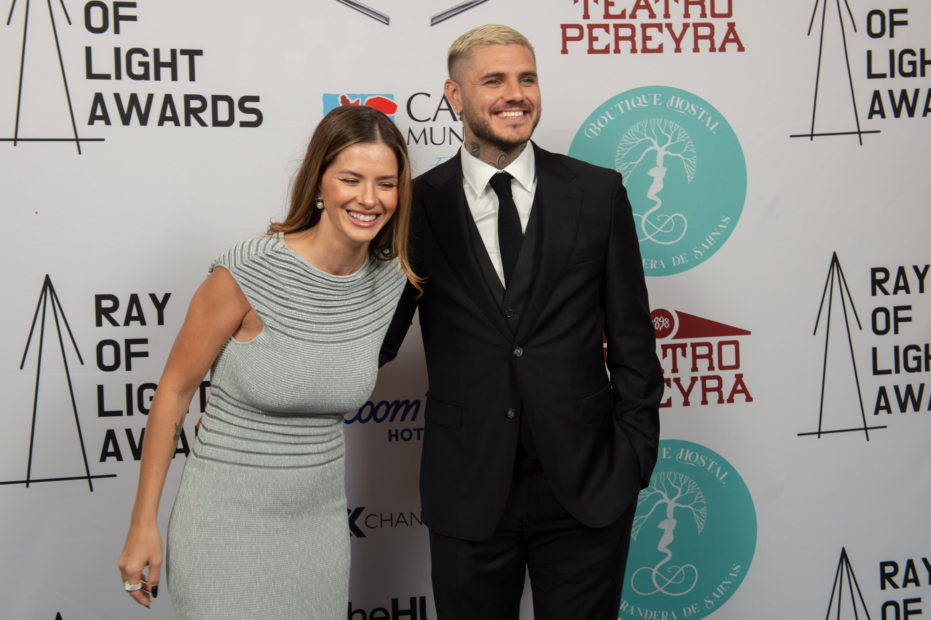 Eugenia "la China" Suárez y Mauro Icardi durante la sesión fotográfica de los Premios Ray Of Light, en el Teatro Pereyra de Ibiza, el 31 de mayo de 2025 en Ibiza, Islas Baleares, España. | Fuente: Getty Images
