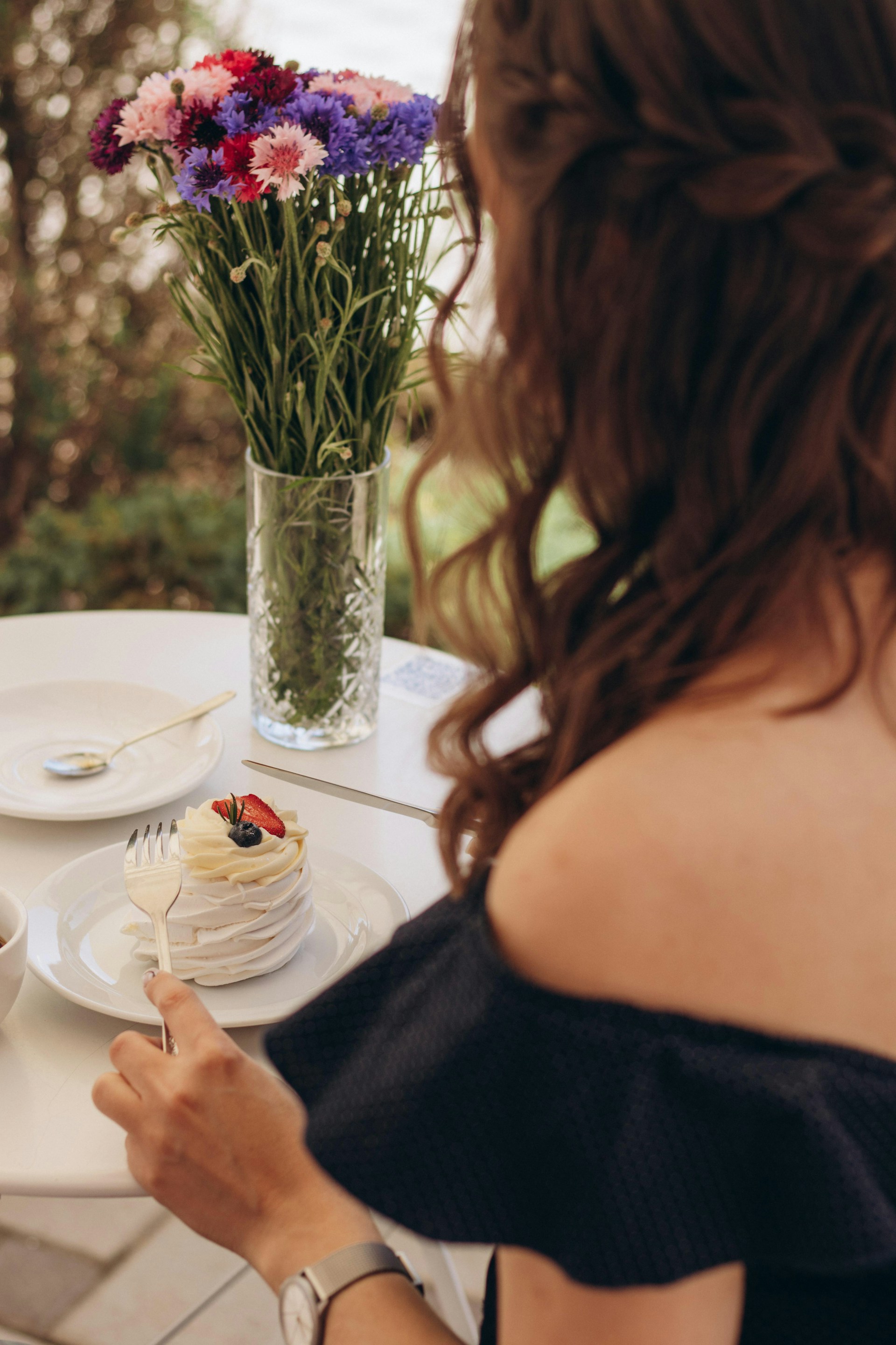 Una mujer comiendo pastel | Fuente: Unsplash