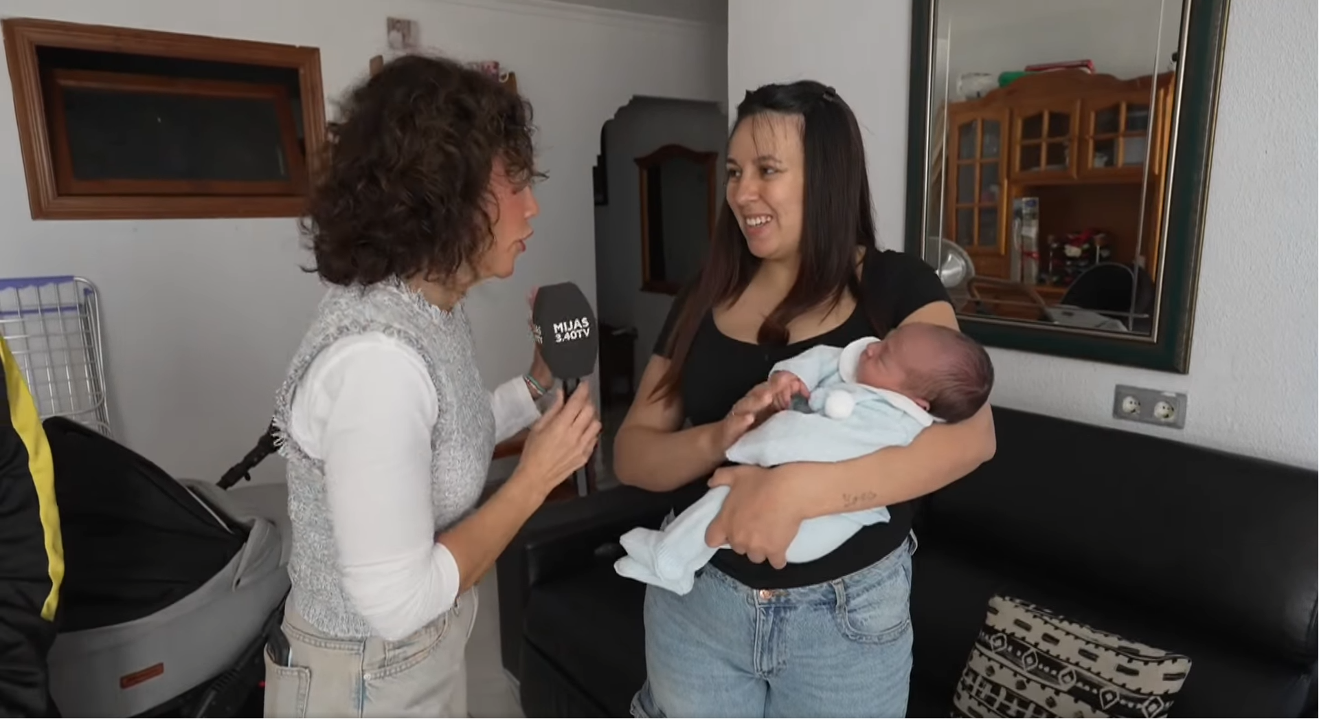 Sasharel junto a su bebé brinda declaraciones a la prensa local | Fuente: Facebook/MijasComunicacion