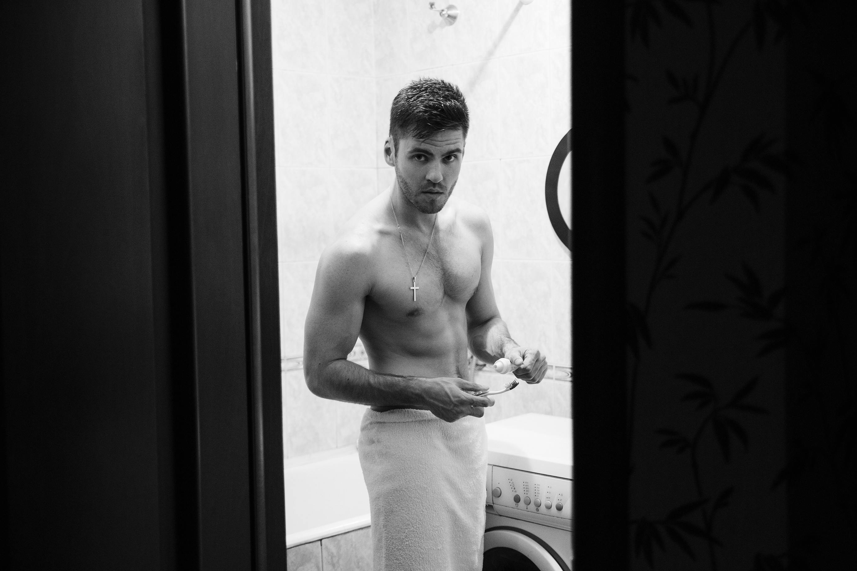 Un hombre en toalla | Fuente: Pexels