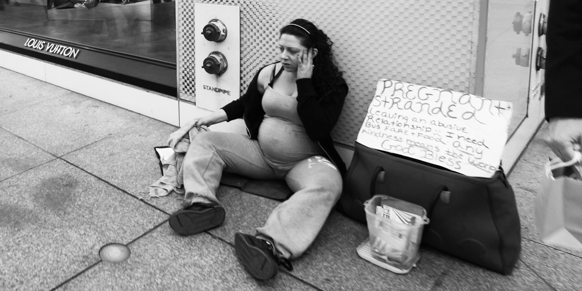 Una mujer sin hogar | Fuente: Flickr