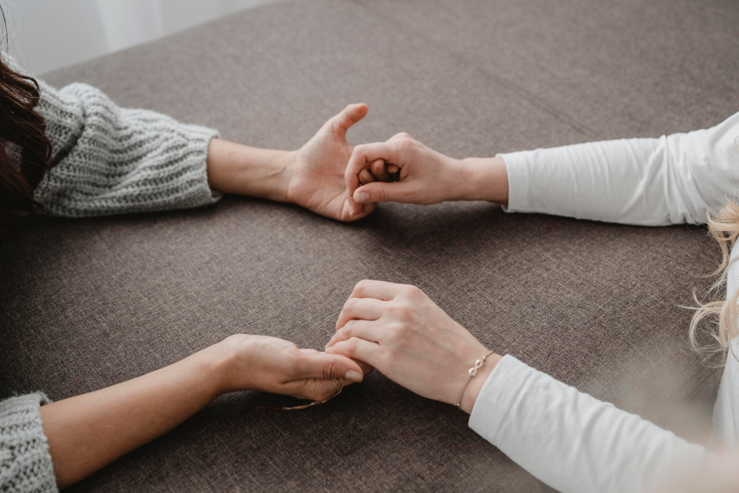 Dos mujeres cogidas de la mano | Fuente: Freepik
