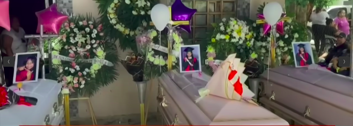 Los féretros de las niñas en el funeral. | Foto: YouTube/Imagen Noticias