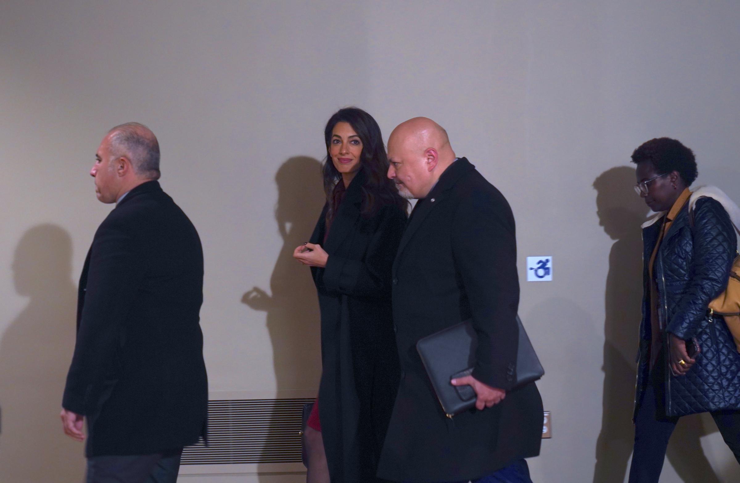 El Fiscal de la Corte Penal Internacional (CPI) Karim Khan KC y su Asesora Especial sobre Darfur, Amal Clooney, son vistos tras la reunión del Consejo de Seguridad de las Naciones Unidas en la Sede de las Naciones Unidas el 25 de enero de 2023, en Nueva York. | Fuente: Getty Images