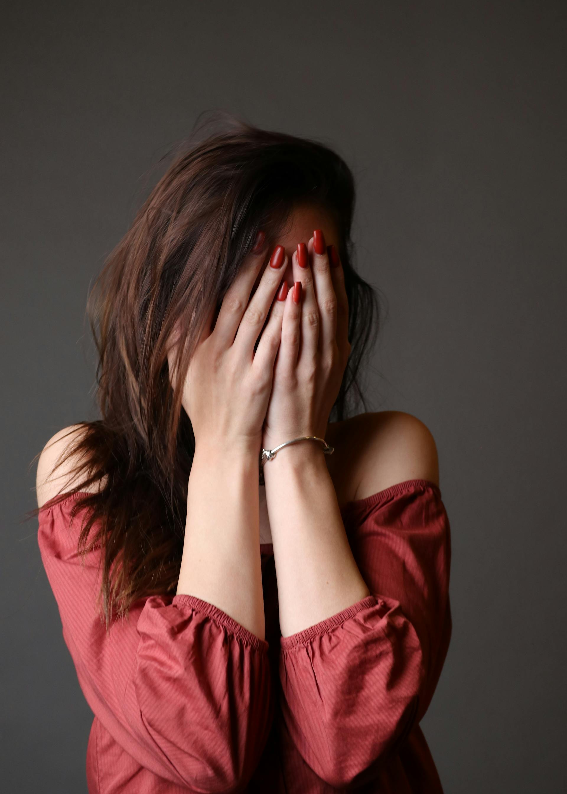 Una mujer cubriéndose la cara con las manos | Fuente: Pexels