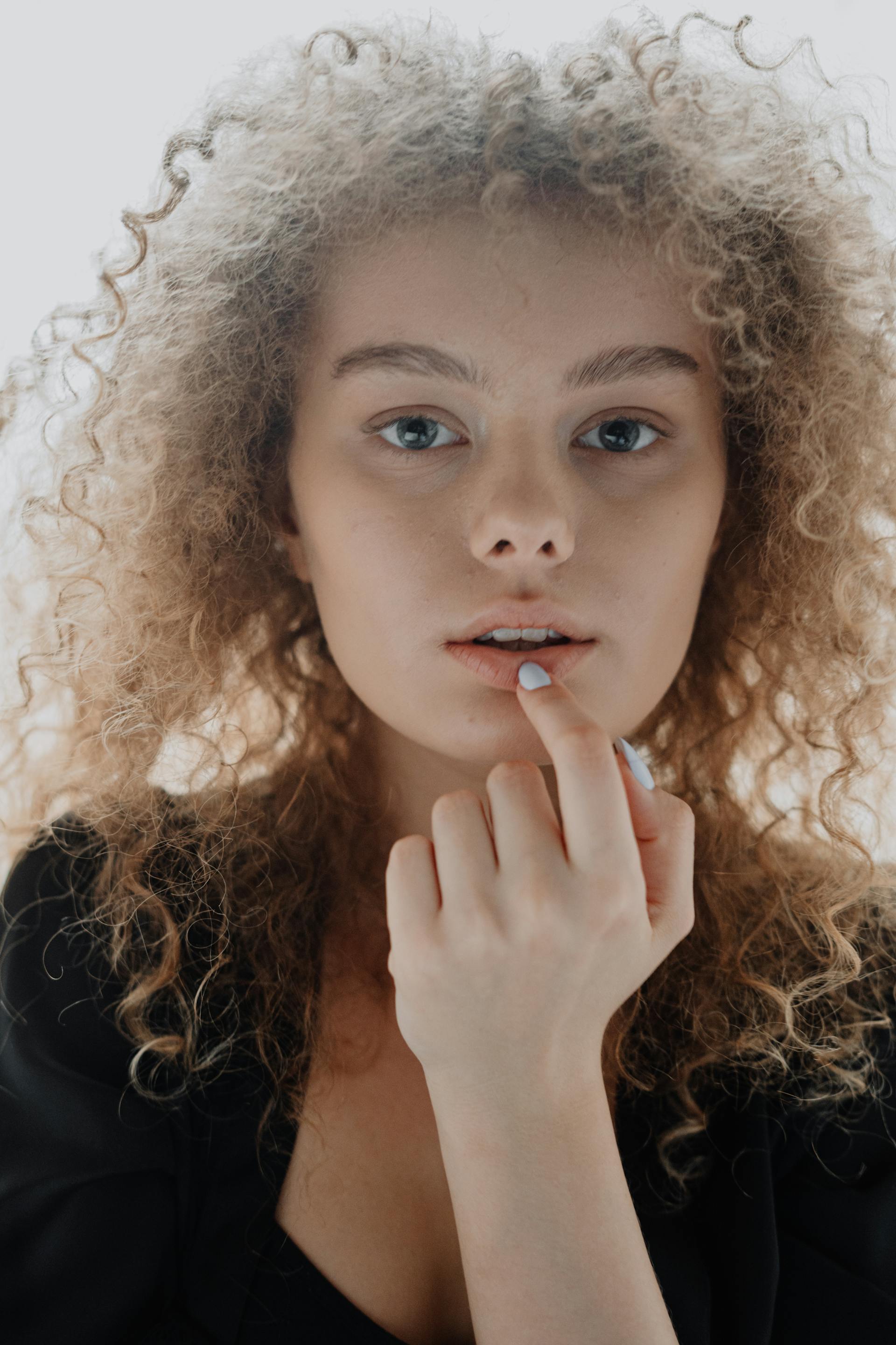 Una mujer reflexiva | Fuente: Pexels