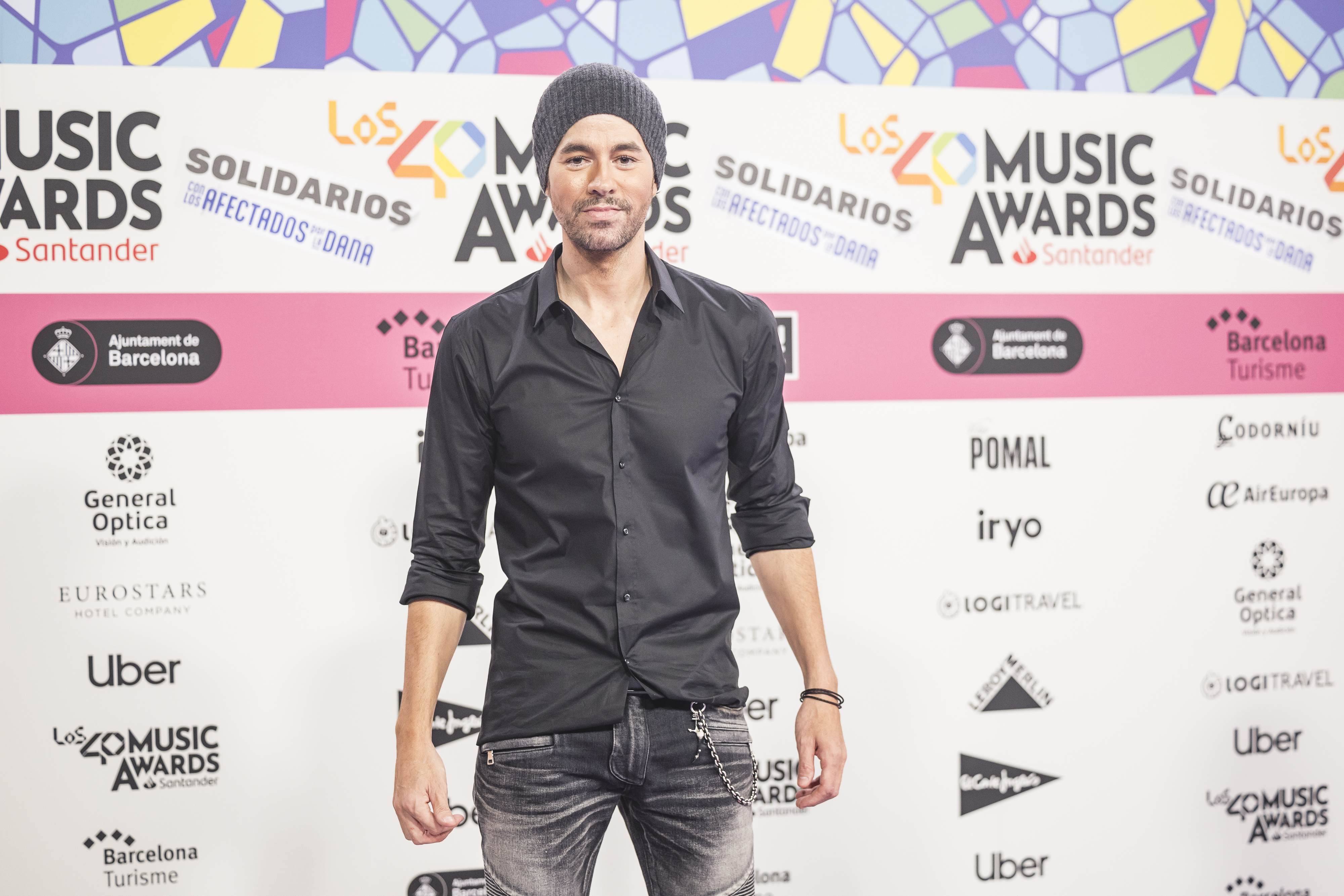 Enrique Iglesias asiste a la alfombra roja durante los Premios LOS40 Music Awards Santander en el Palau Sant Jordi el 8 de noviembre de 2024 en Barcelona, España. | Fuente: Getty Images