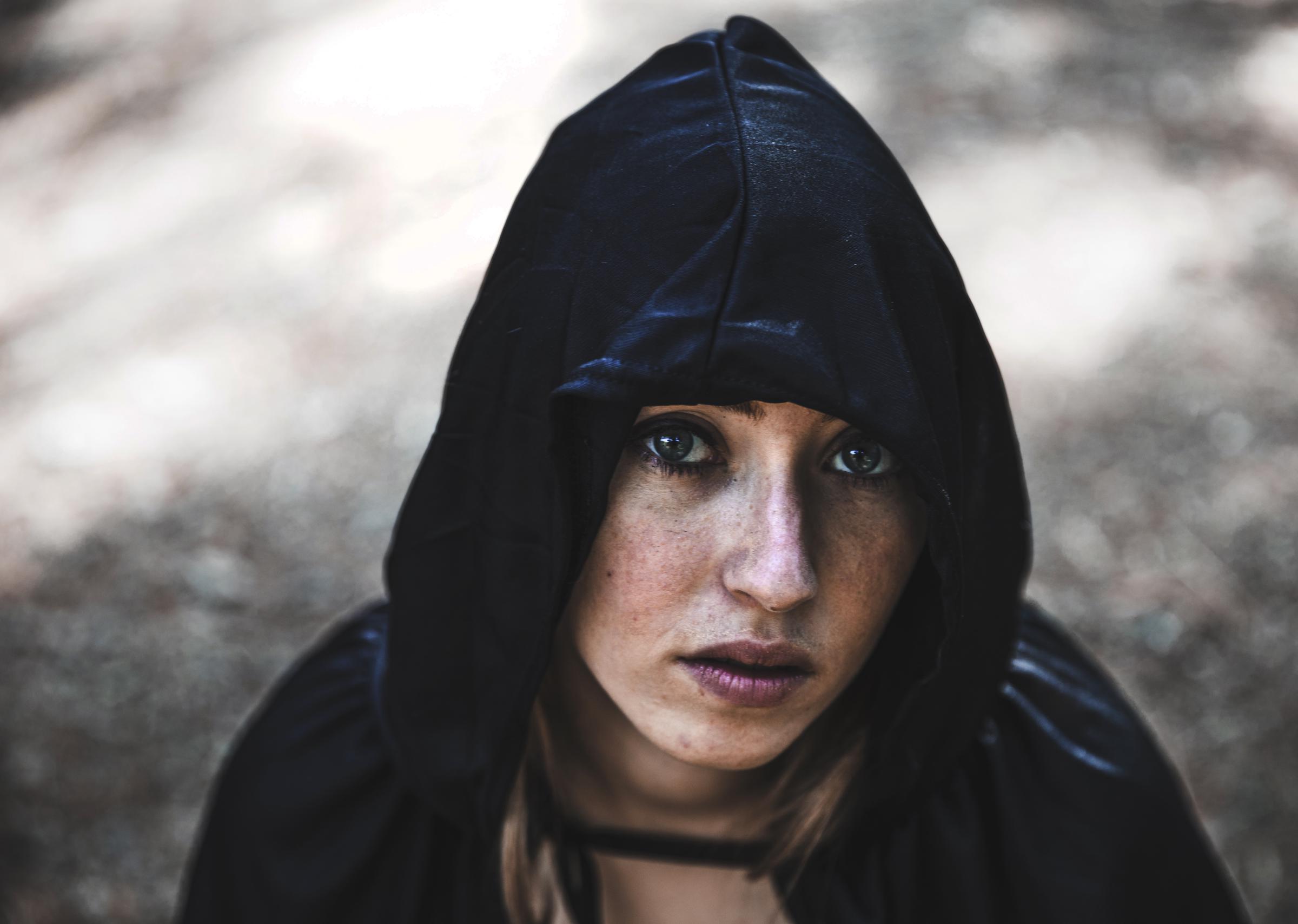Una mujer con capucha | Fuente: Freepik