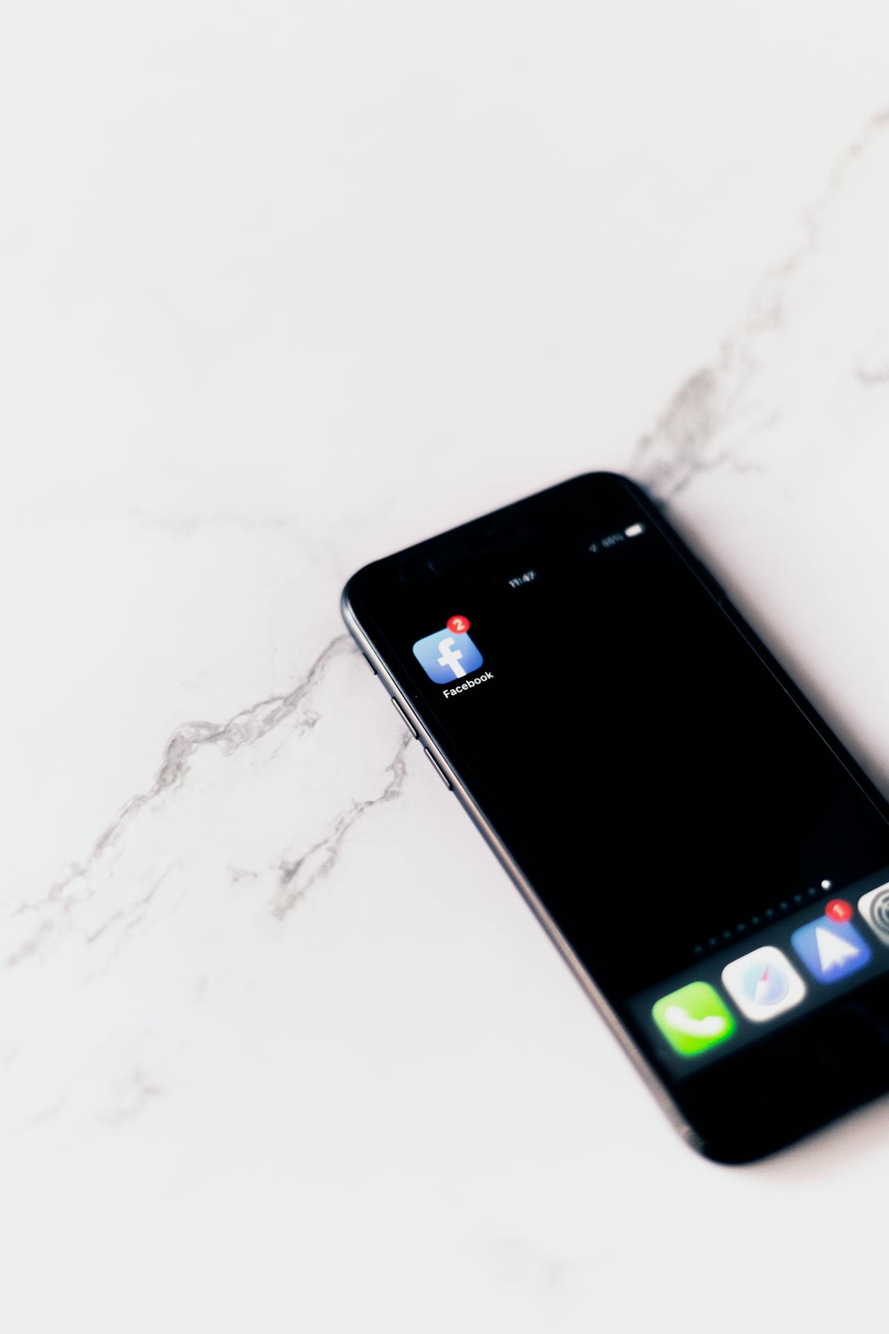 Pantalla de inicio de un smartphone mostrando un mensaje no leído en la aplicación de Facebook | Fuente: Pexels