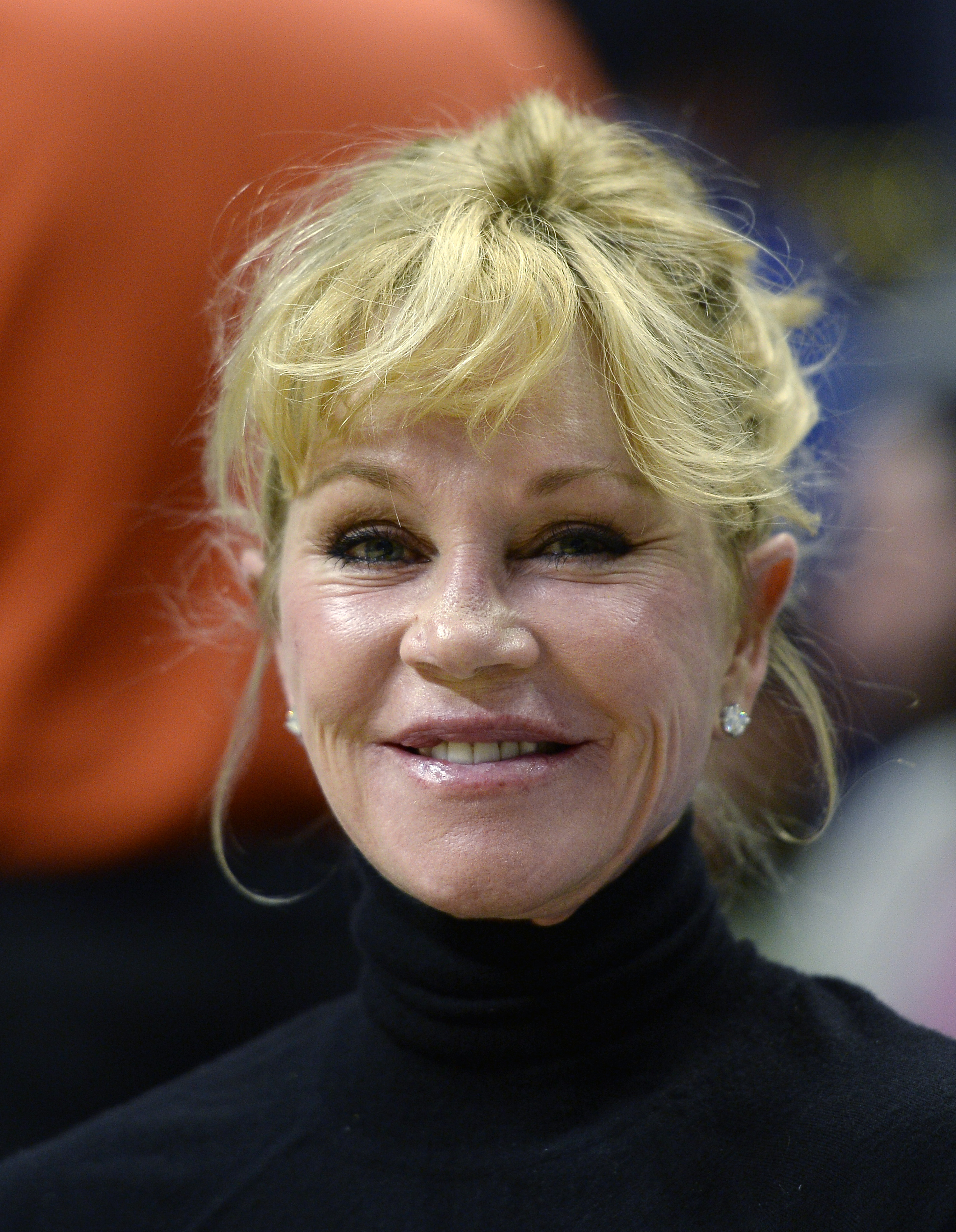 Melanie Griffith asiste al partido de baloncesto de la NBA entre Los Angeles Clippers y Memphis Grizzlies el 9 de noviembre de 2015, en Los Ángeles, California. | Fuente: Getty Images.