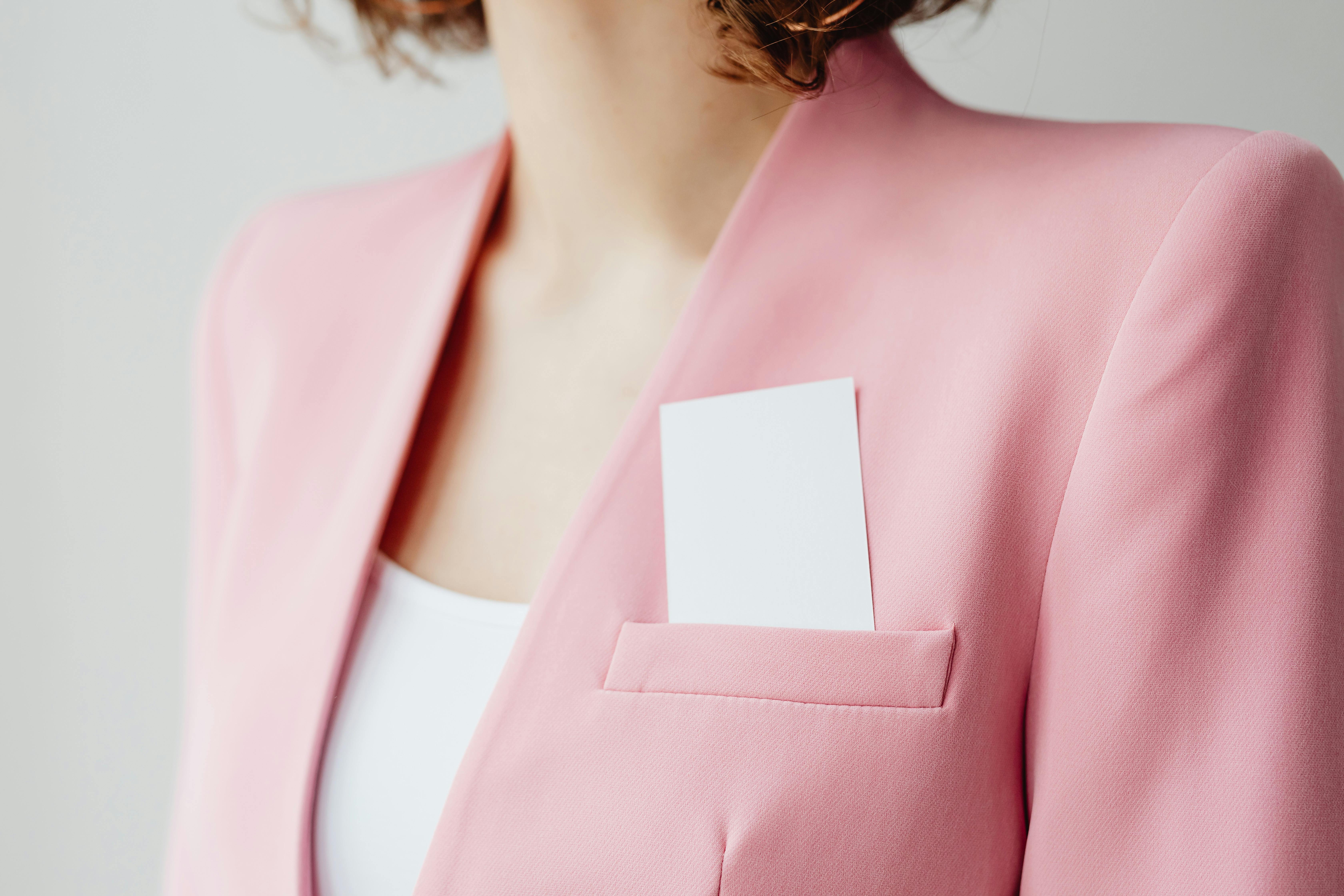 Una mujer con una americana rosa | Fuente: Pexels