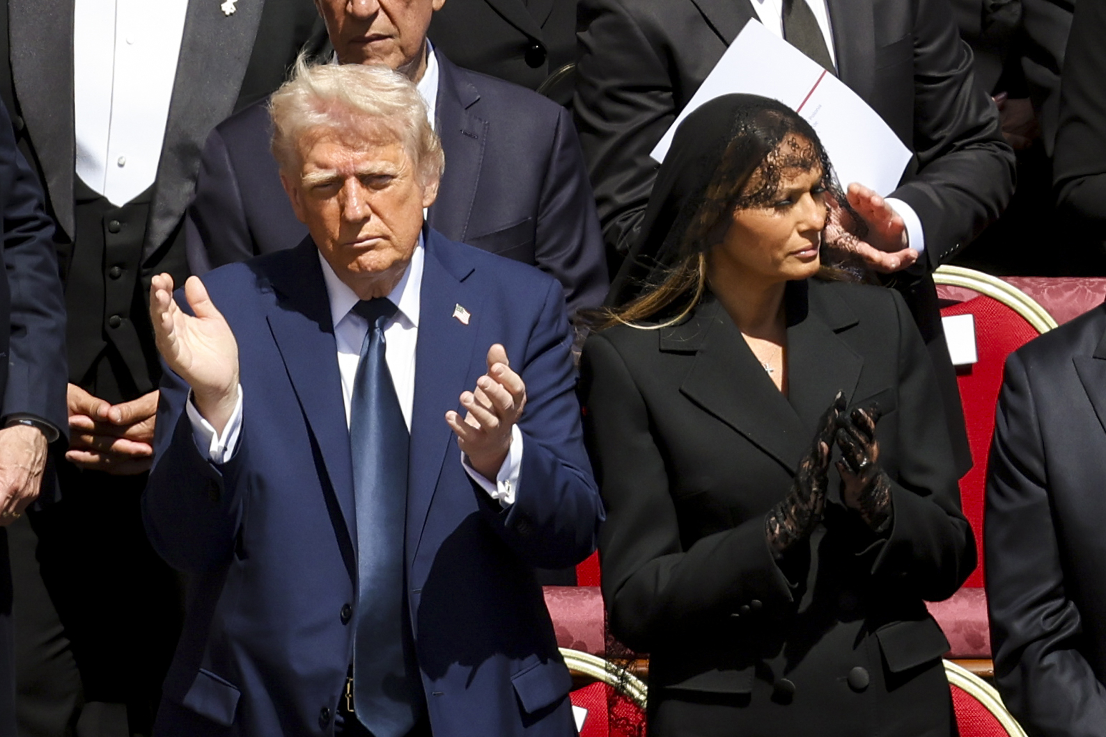 Donald y Melania Trump durante la ceremonia fúnebre del papa Francisco el 26 de abril de 2025. | Fuente: Getty Images