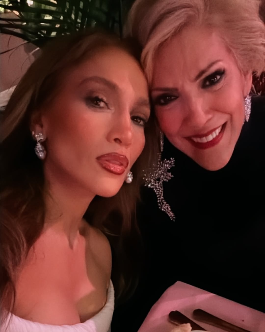 Jennifer Lopez junto a su madre Guadalupe Rodríguez en su cumpleaños número 80 | Fuente: Instagram/jlo