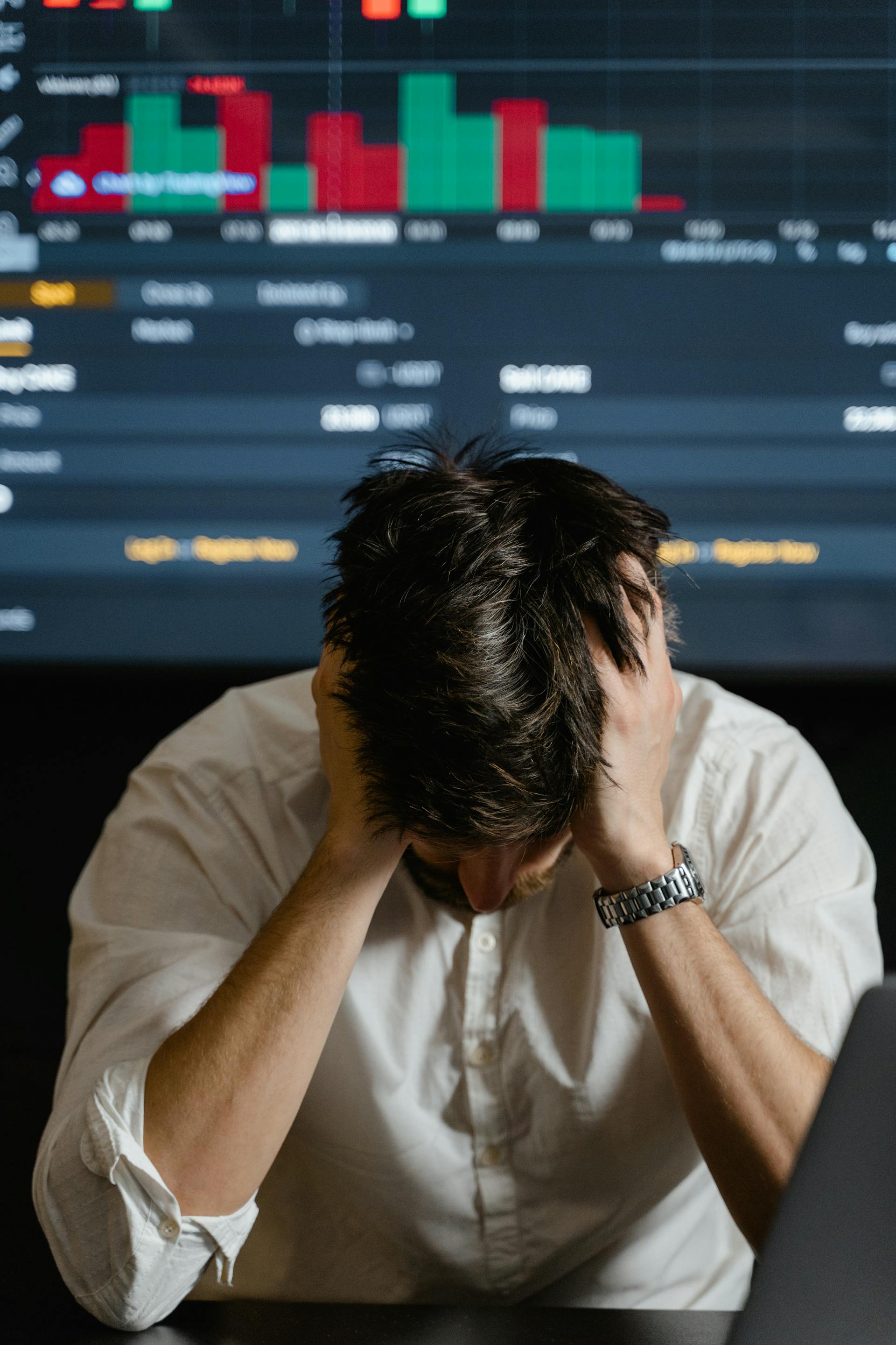 Un hombre estresado en el trabajo | Fuente: Pexels