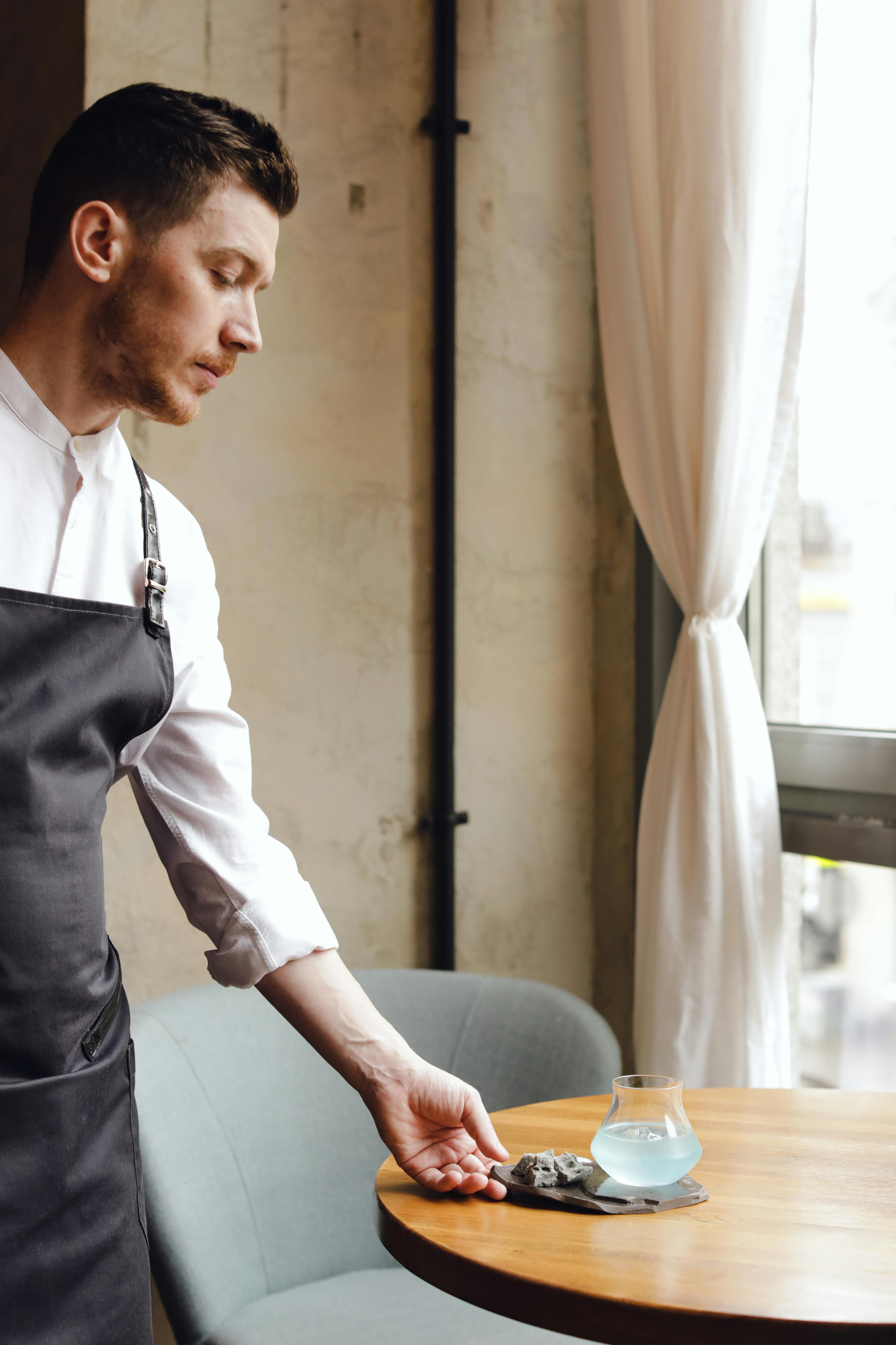 Un camarero trabajando | Fuente: Pexels