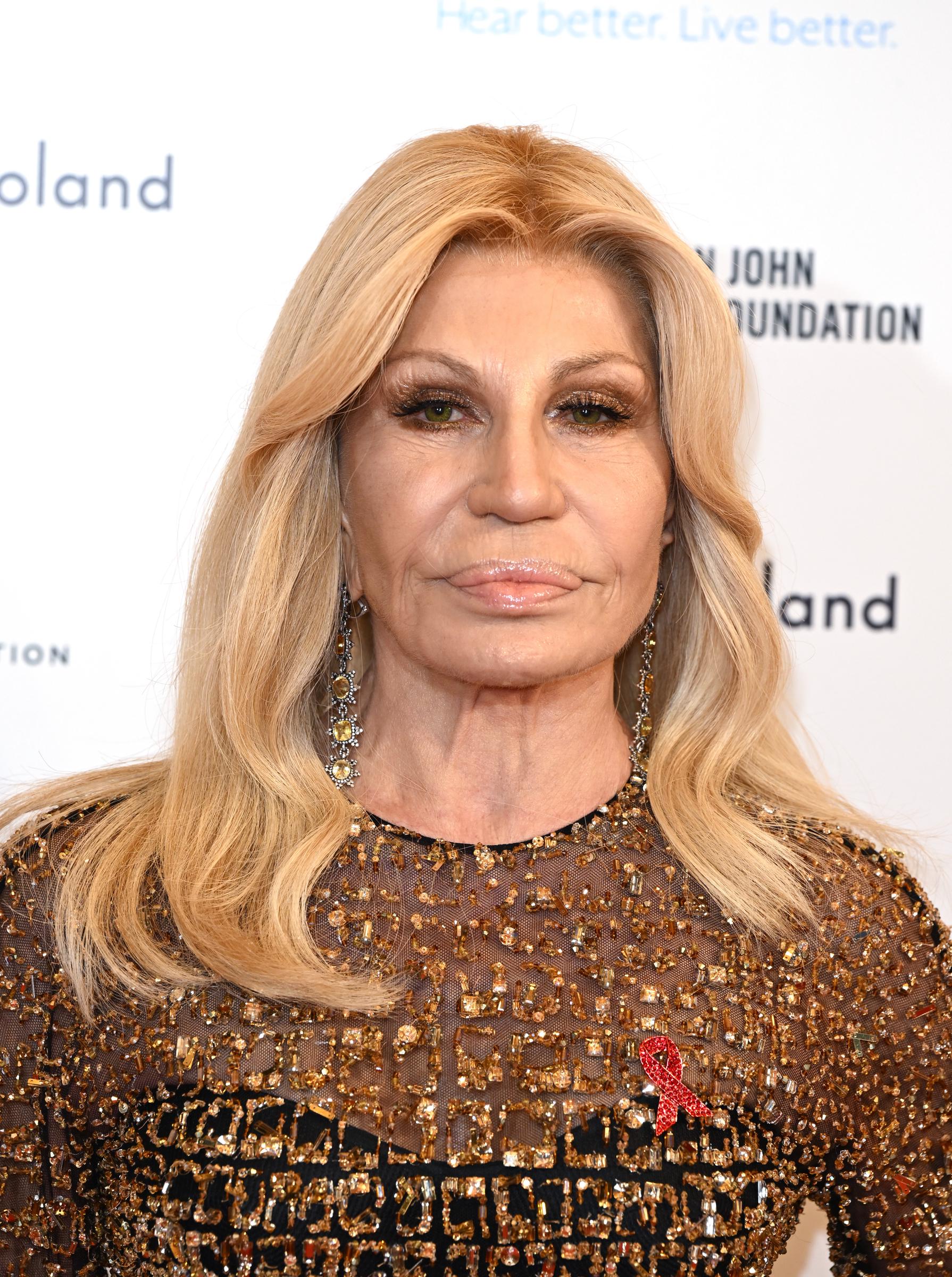 Donatella Versace asiste al estreno mundial de "El Diablo viste de Prada: El Musical", 2024 | Fuente: Getty Images.
