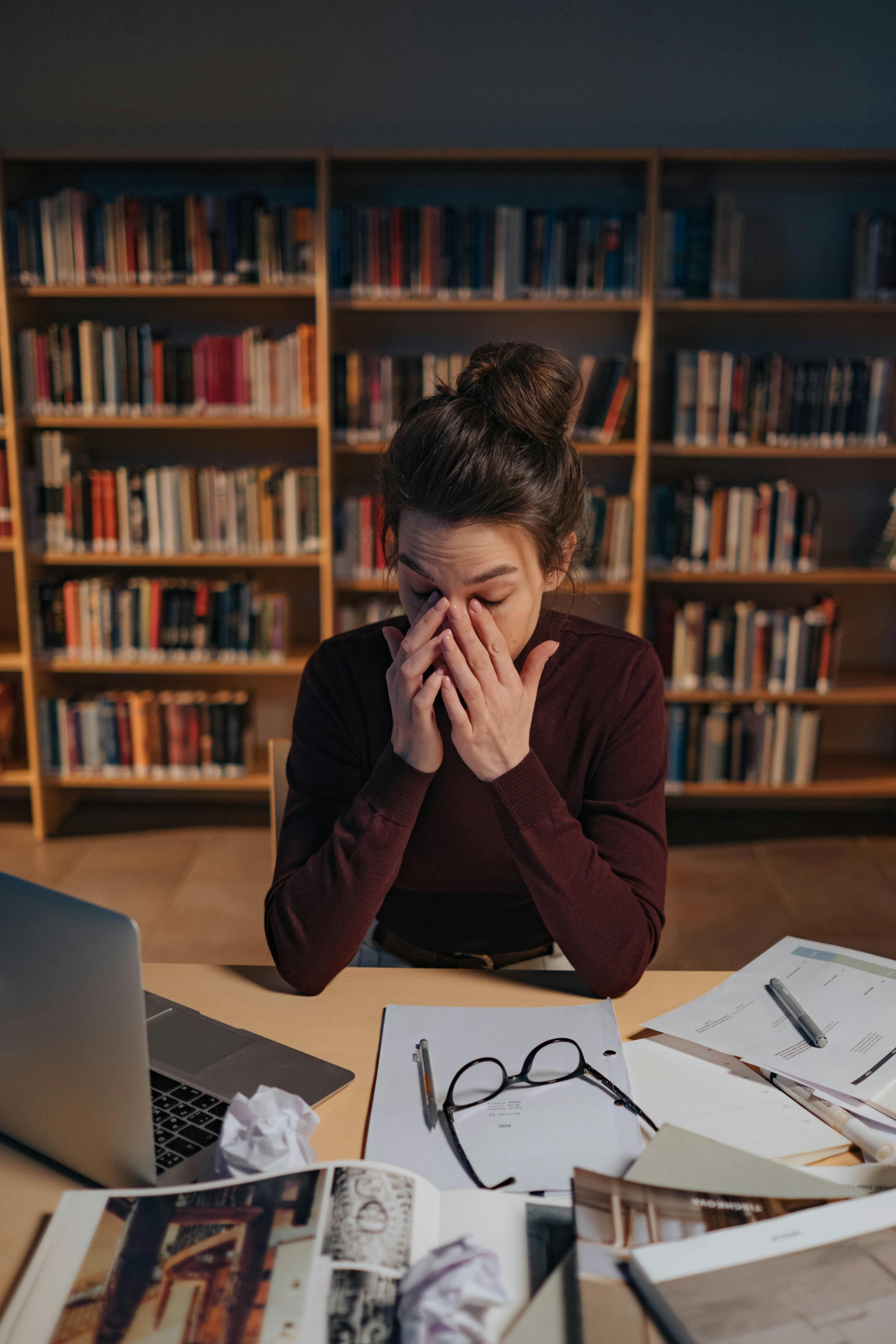 Una mujer trabajando en una biblioteca | Fuente: Pexels