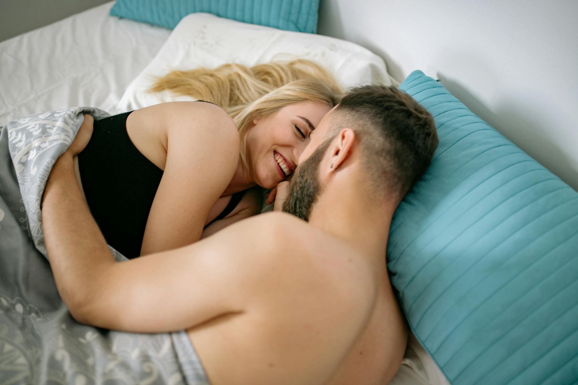 Una pareja en la cama | Fuente: Pexels