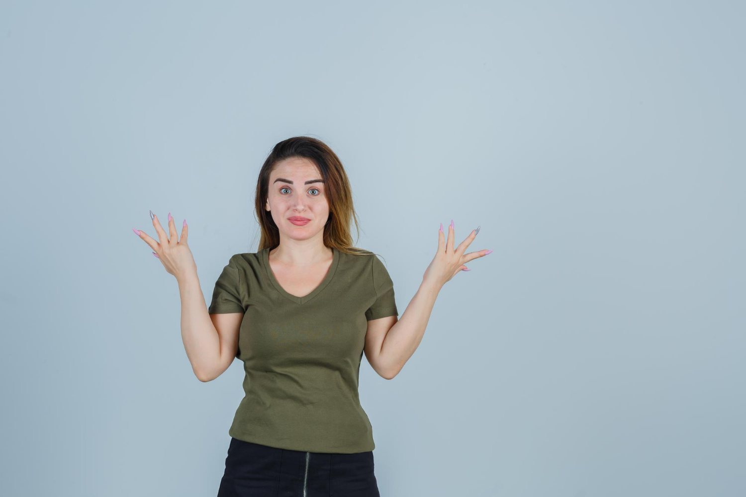 Una mujer enfadada encogiéndose de hombros | Fuente: Freepik