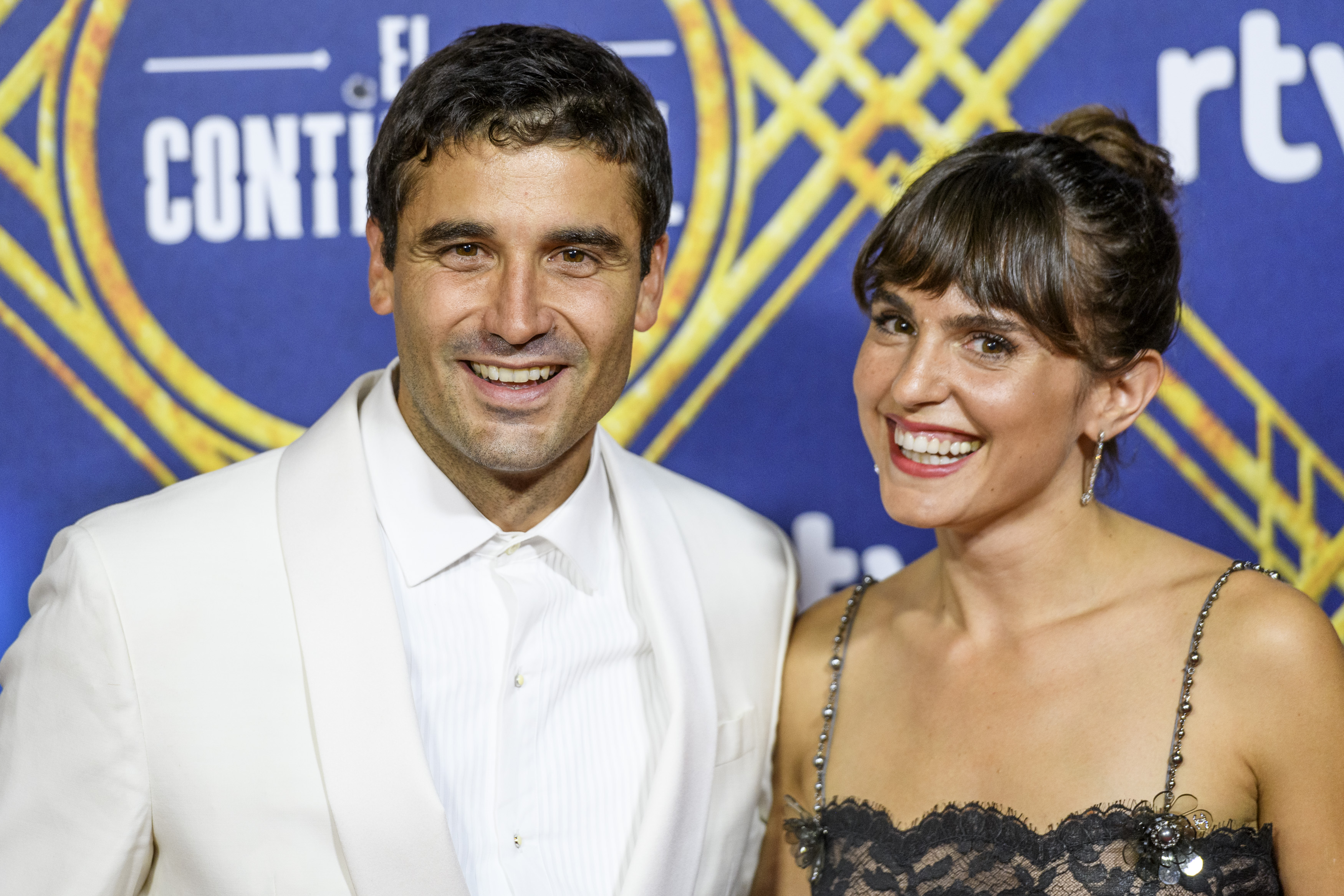 Alex García (izq.) y Verónica Echegui asisten al estreno de "El Continental" en el Cine Callao el 13 de septiembre de 2018 en Madrid, España. | Fuente: Getty Images
