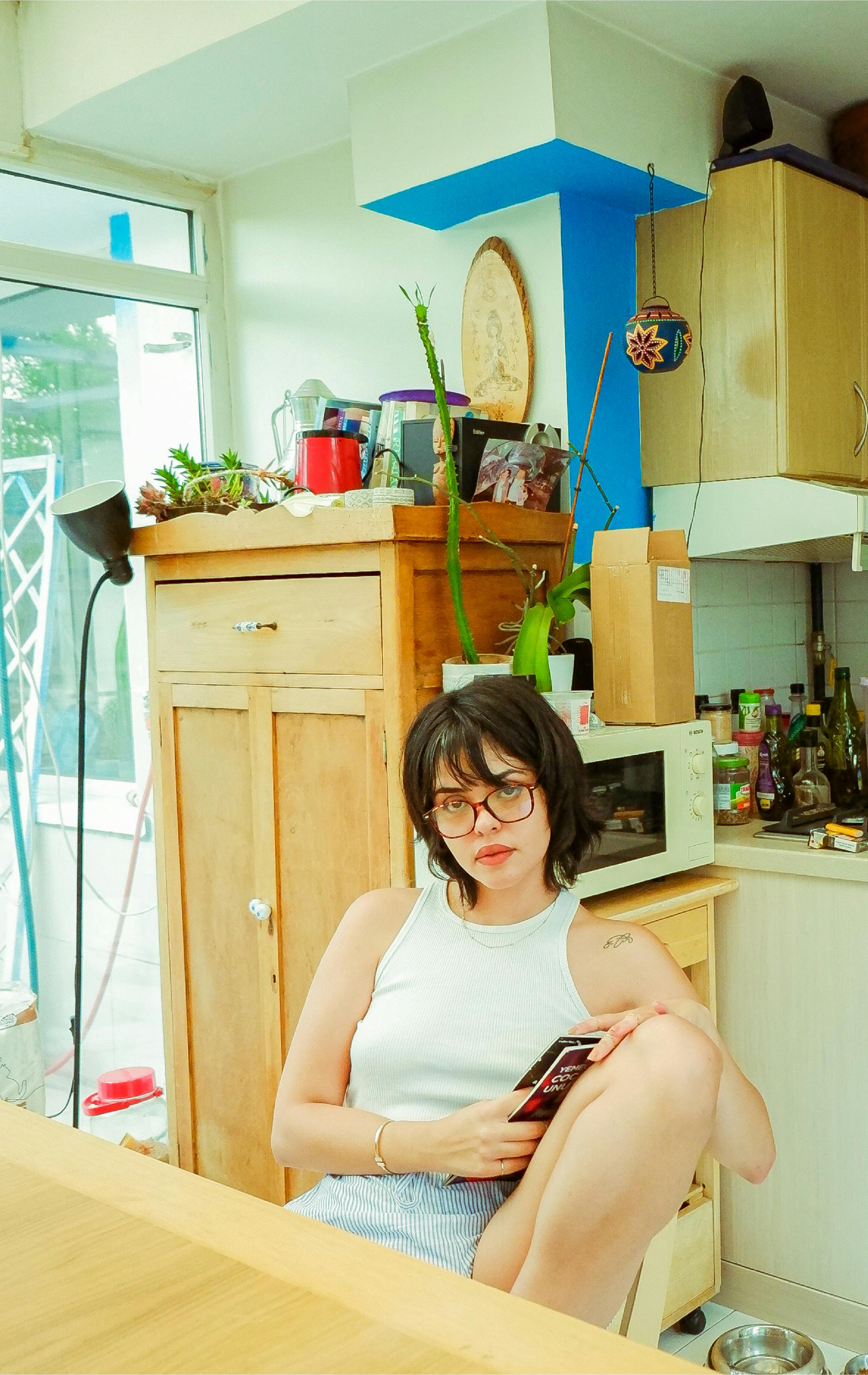 Una mujer seria recostada en su silla | Fuente: Pexels