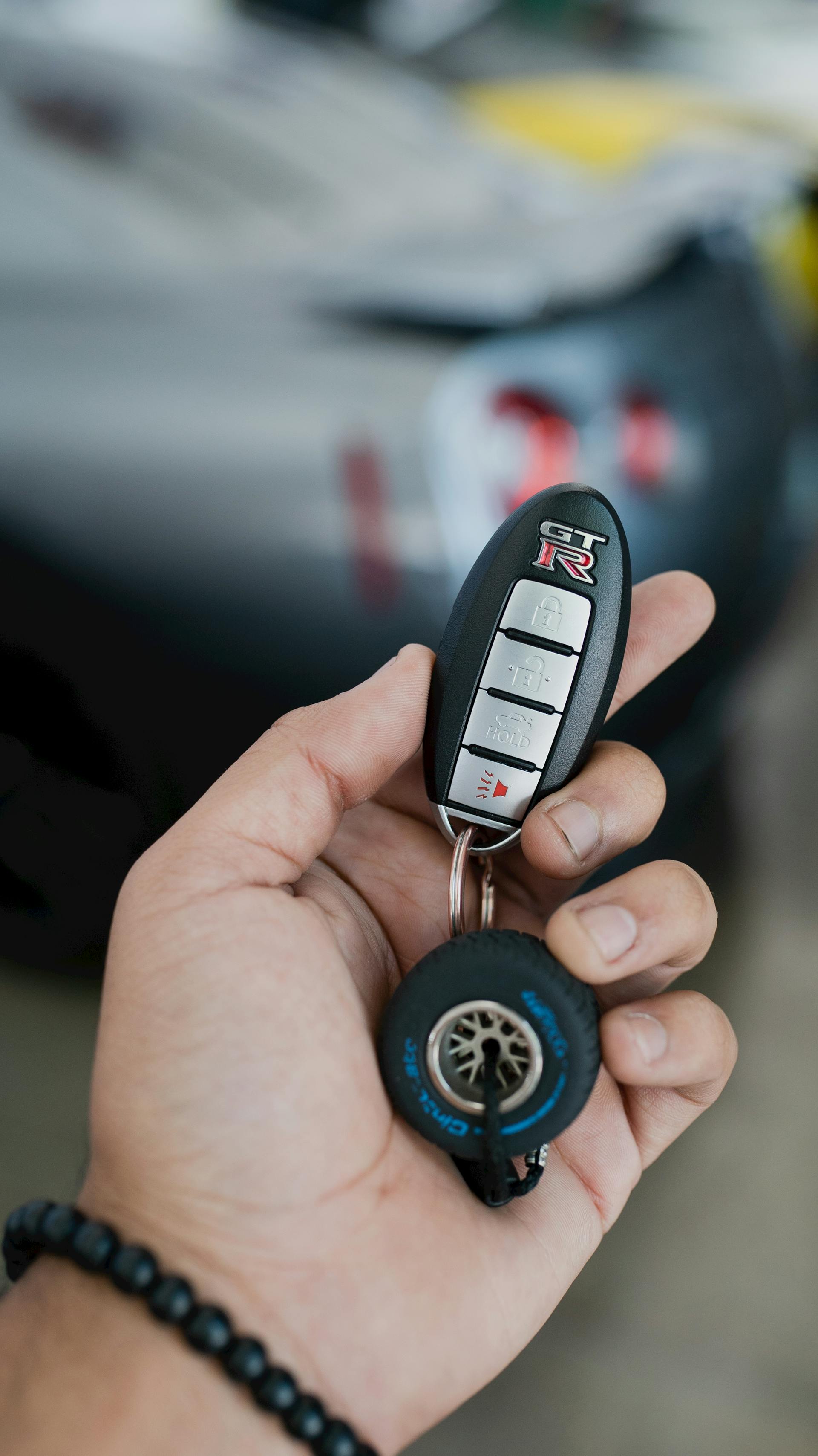 Primer plano de un hombre sujetando la llave de su automóvil | Fuente: Pexels