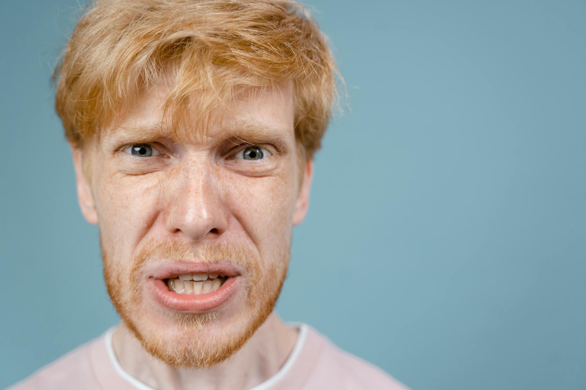Un hombre frustrado con los dientes apretados | Fuente: Pexels