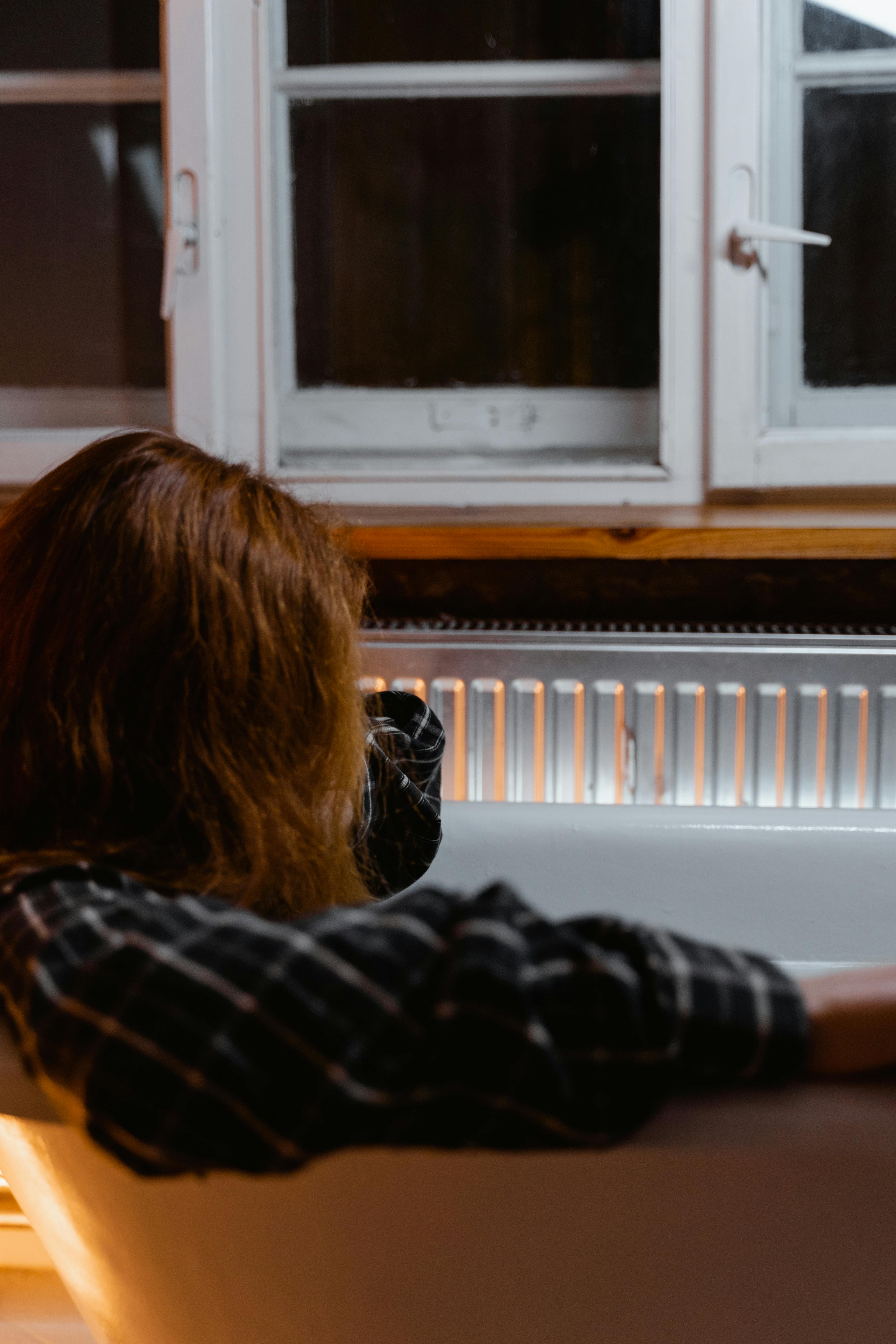 Una mujer enfadada sentada en una bañera | Fuente: Pexels