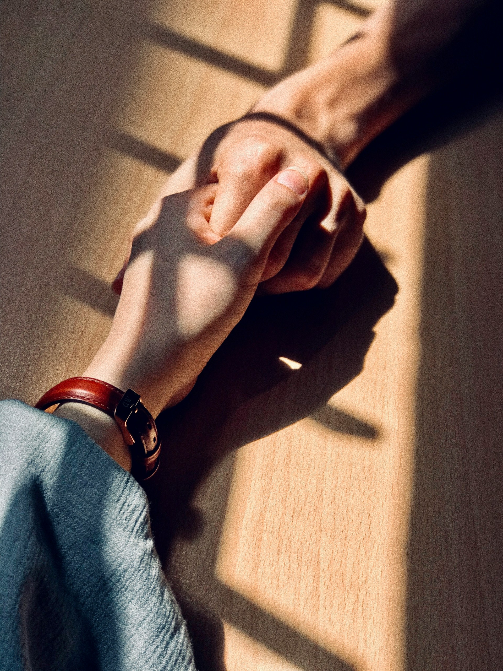 Foto recortada de una pareja tomada de la mano | Fuente: Unsplash