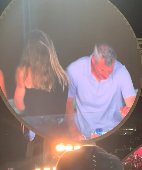 Andy Byron y Kristin Cabot ocultan sus rostros de la "kiss cam" en un concierto de Coldplay en Boston, de un vídeo publicado el 17 de julio de 2025 | Fuente: TikTok/instaagraace