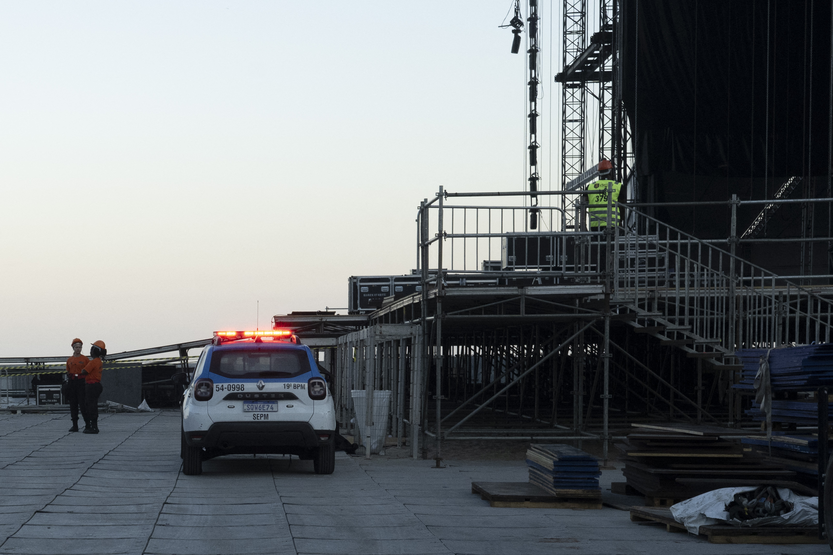 Un coche de policía frente al escenario que se estaba preparando para la cantante colombiana Shakira en la playa de Copacabana en Río de Janeiro, Brasil, el 26 de abril de 2026. | Fuente: Getty Images