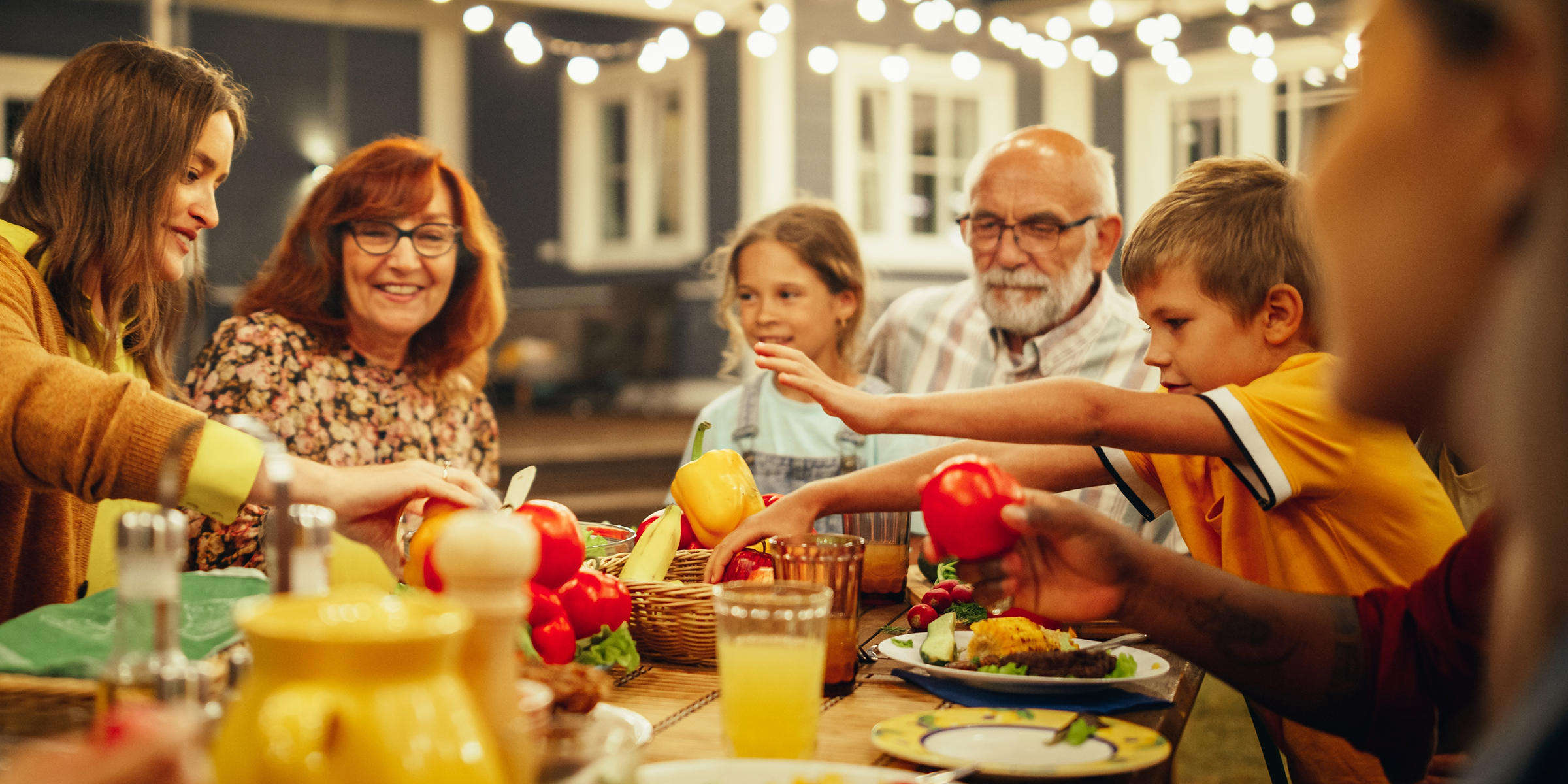 Familia feliz disfrutando de la cena | Fuente: Shutterstock