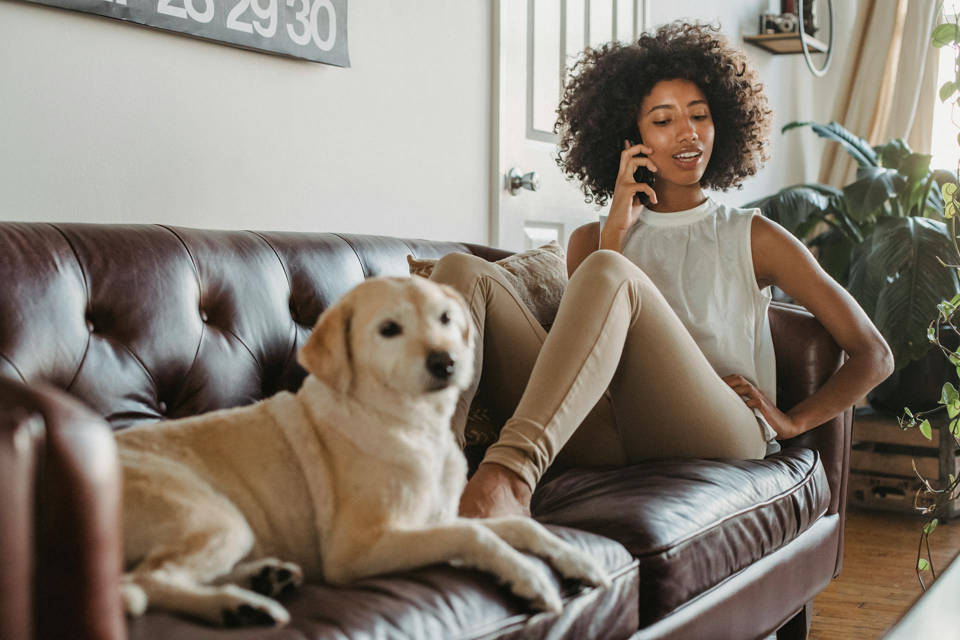 Una mujer hablando por teléfono | Fuente: Pexels