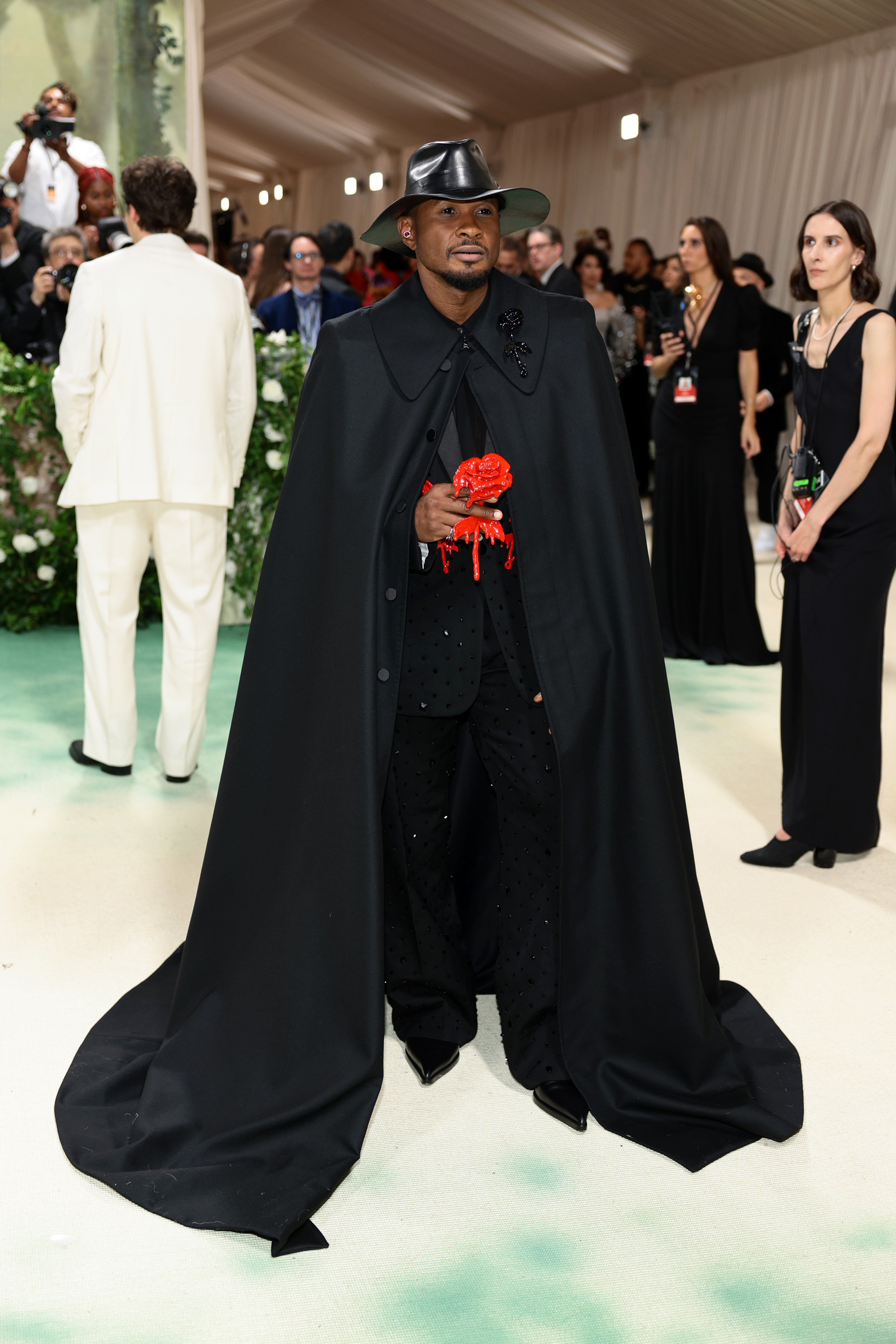 Usher asiste a la Met Gala en celebración de "Sleeping Beauties: Reawakening Fashion" en el Museo Metropolitano de Arte el 6 de mayo de 2024, en la ciudad de Nueva York | Fuente: Getty Images