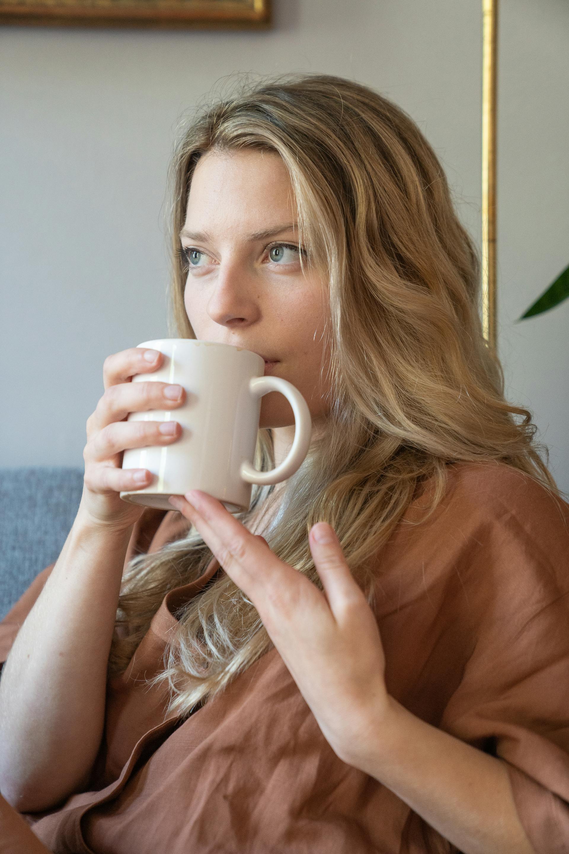 Una mujer bebiendo café | Fuente: Pexels