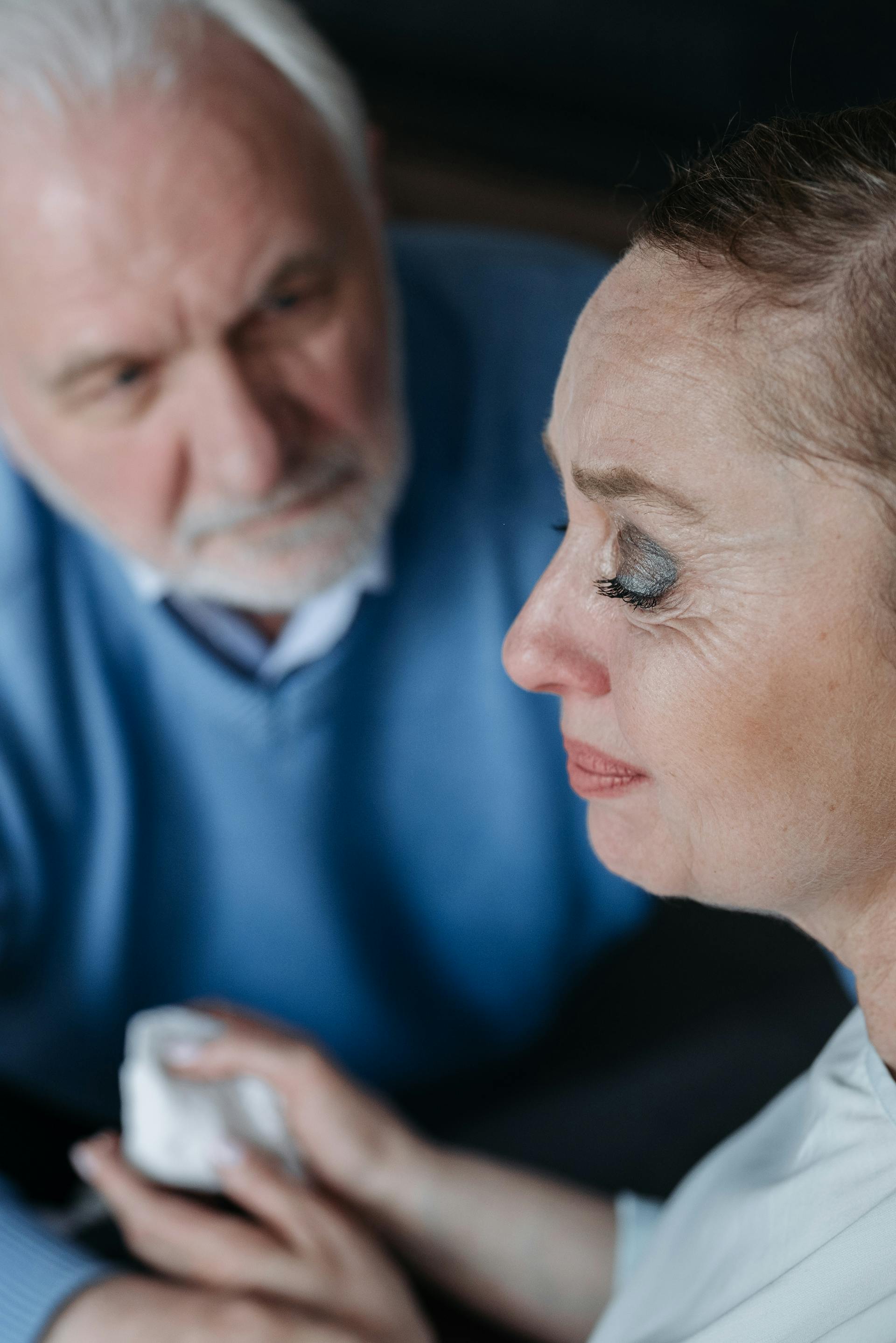 Un hombre consolando a una mujer | Fuente: Pexels