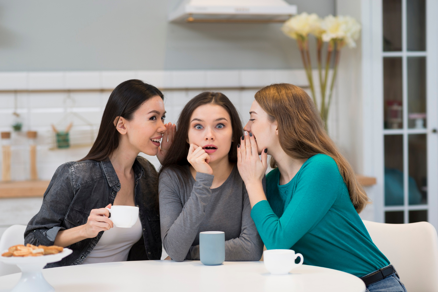 Mujeres cotilleando en una oficina | Fuente: Freepik