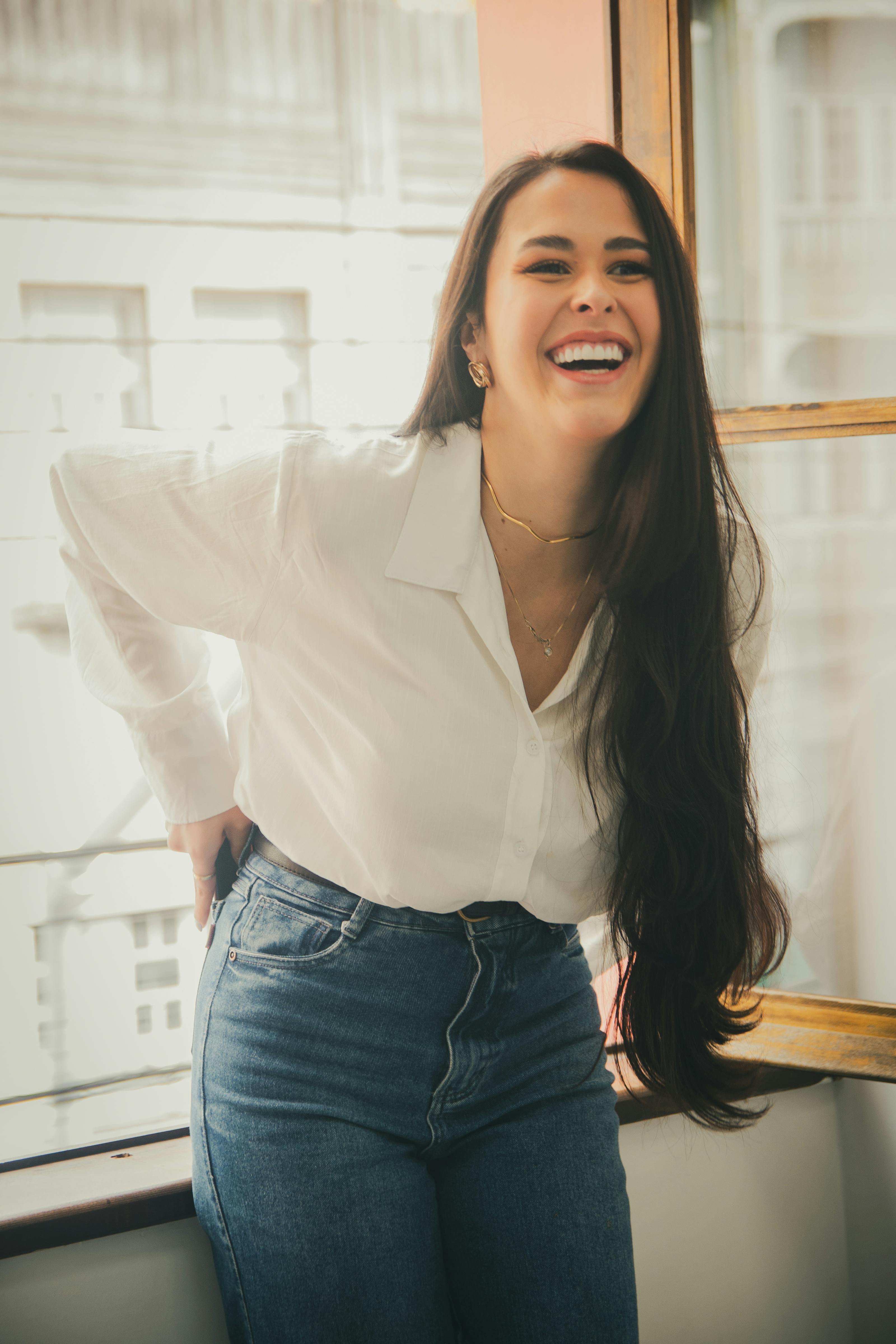 Una mujer riendo | Fuente: Pexels