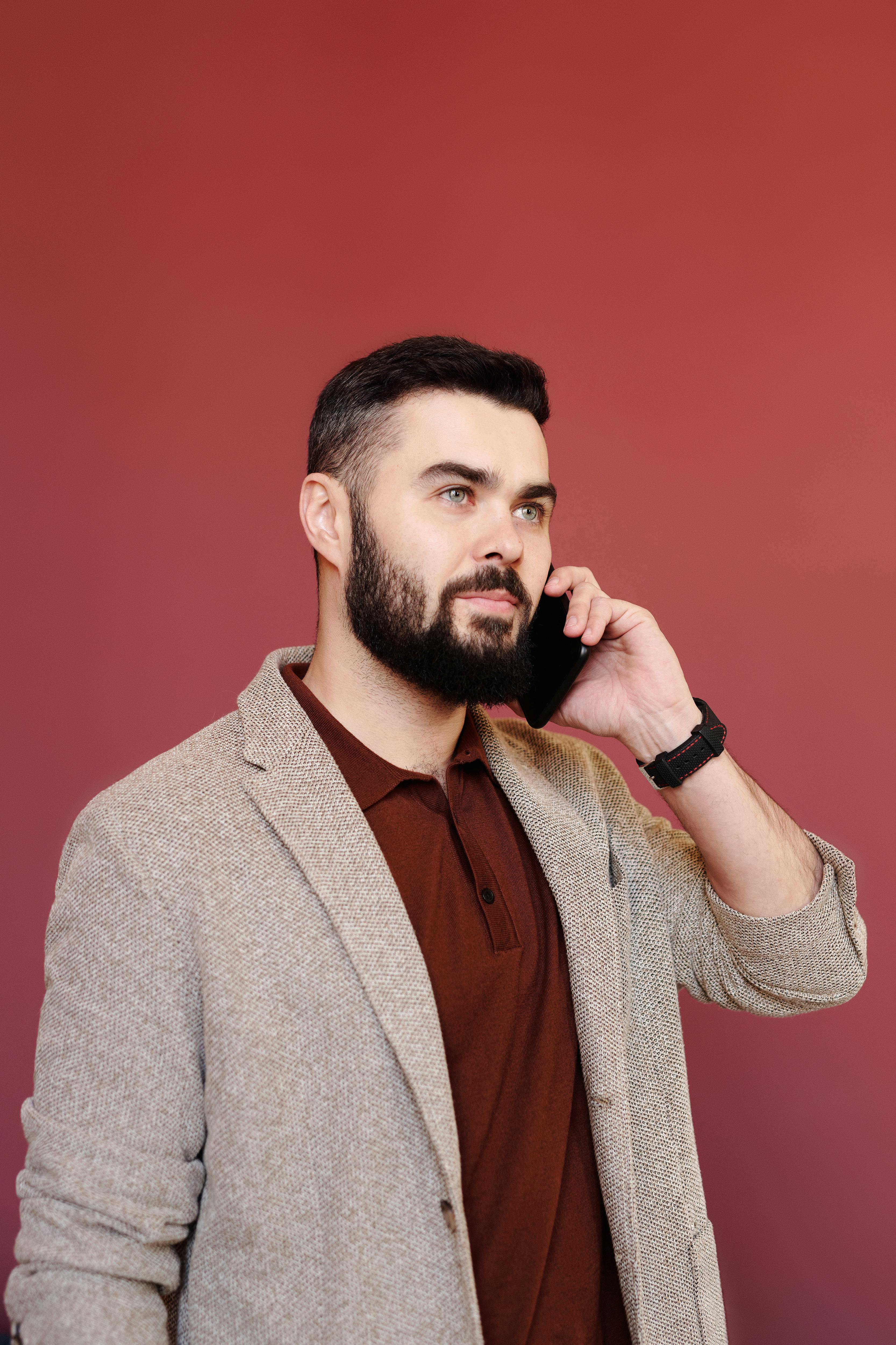 Un hombre en una llamada | Fuente: Pexels
