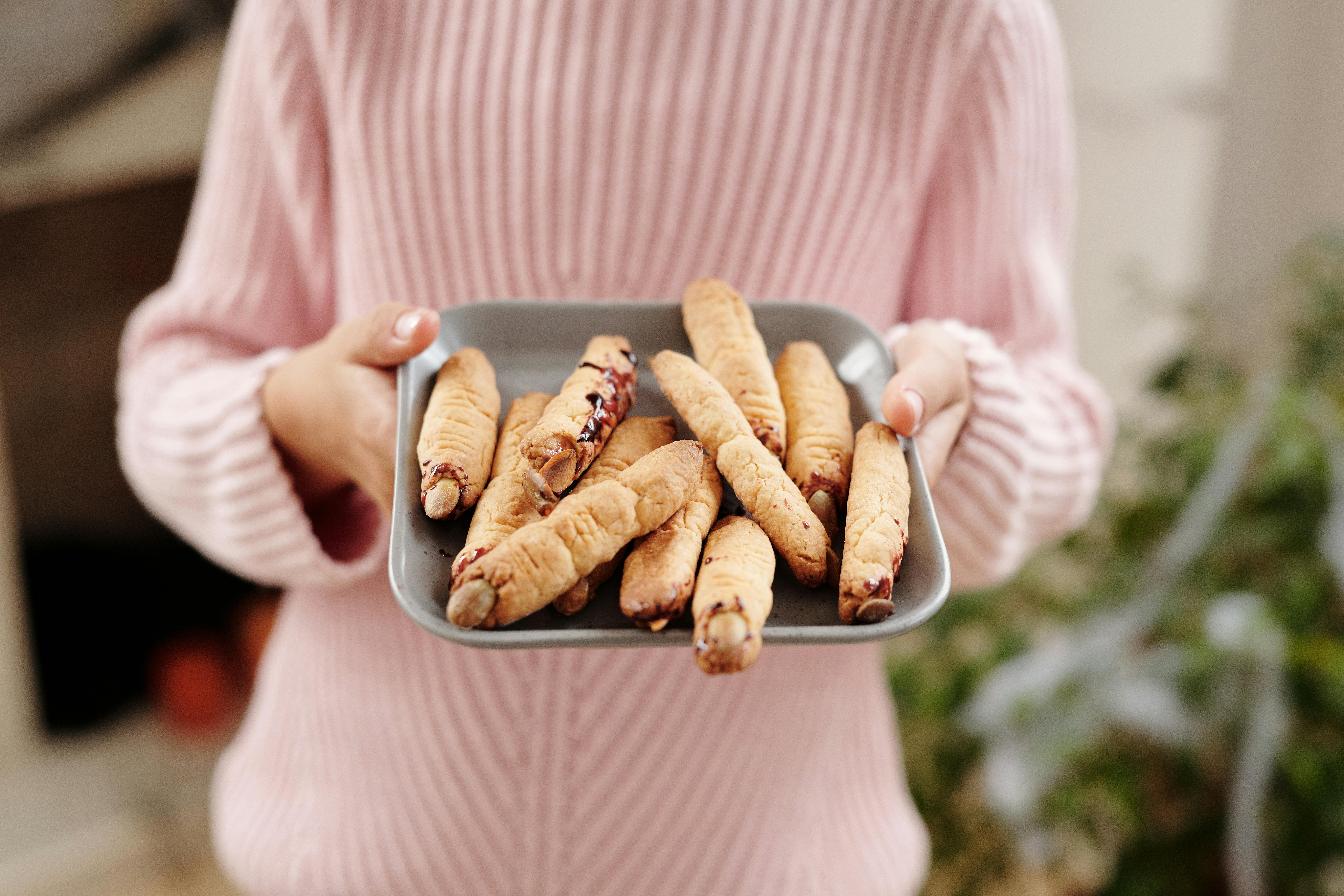 Una mujer sosteniendo comida | Fuente: Pexels