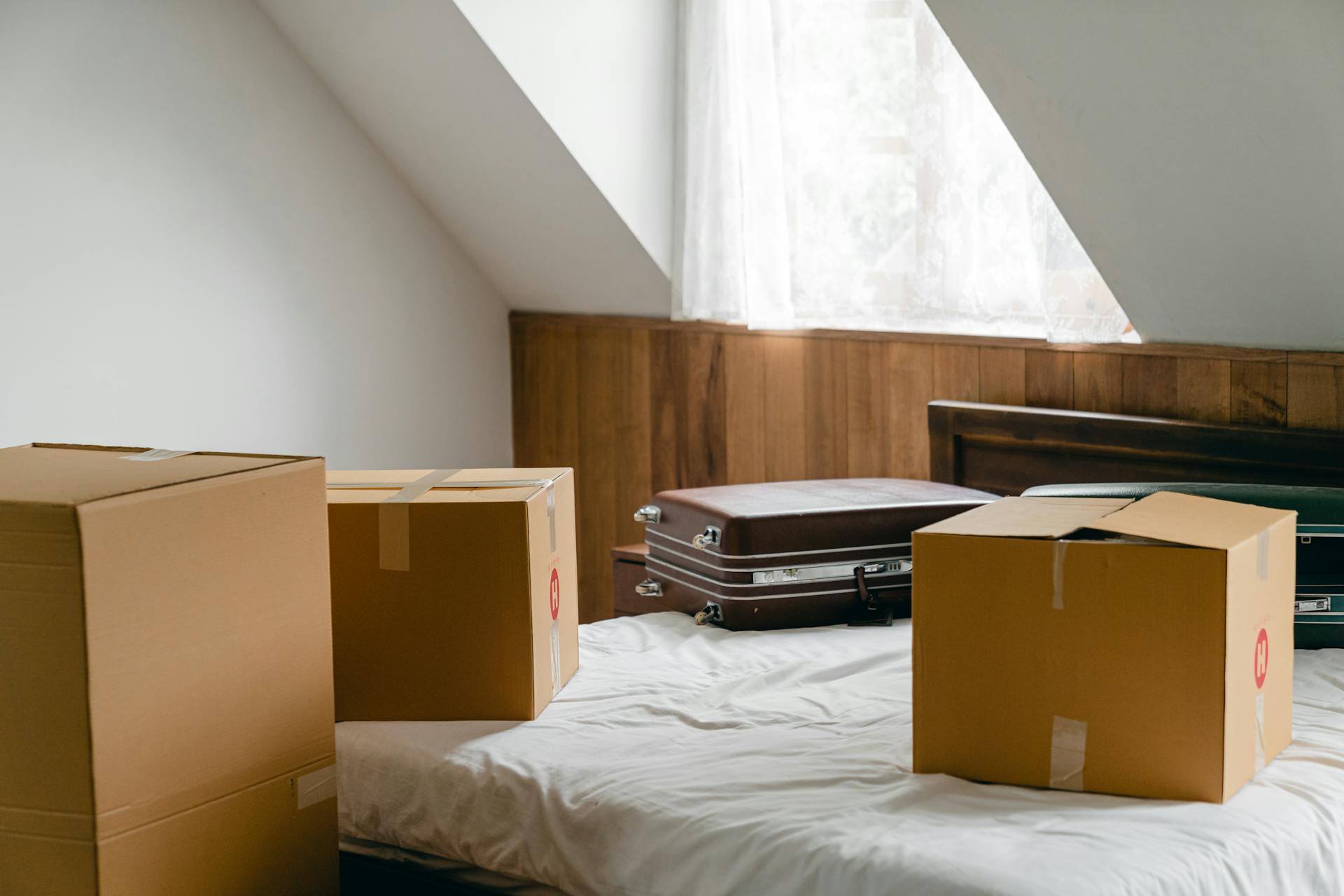 Cajas en una habitación | Fuente: Pexels