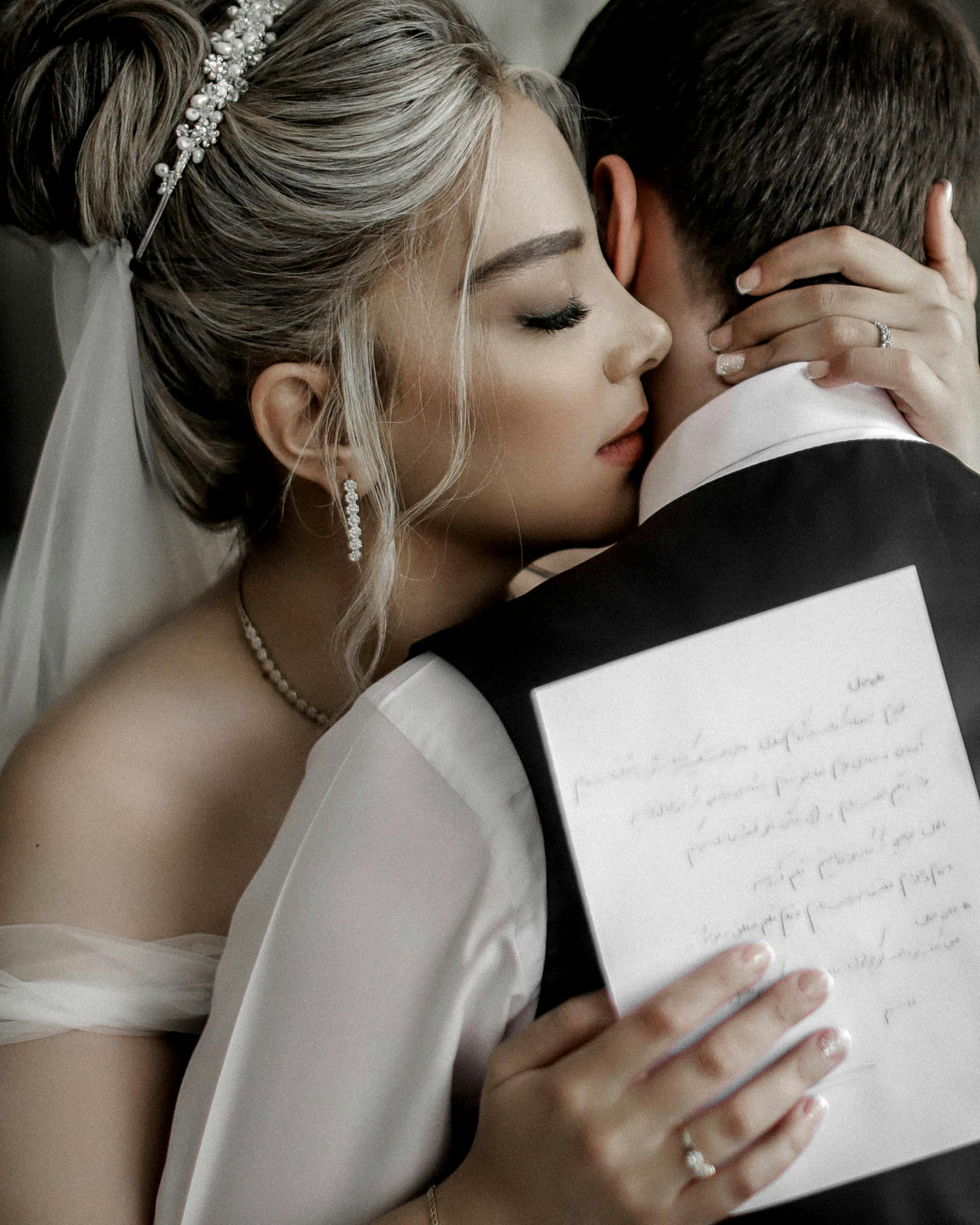 Una novia y un novio abrazados | Fuente: Pexels