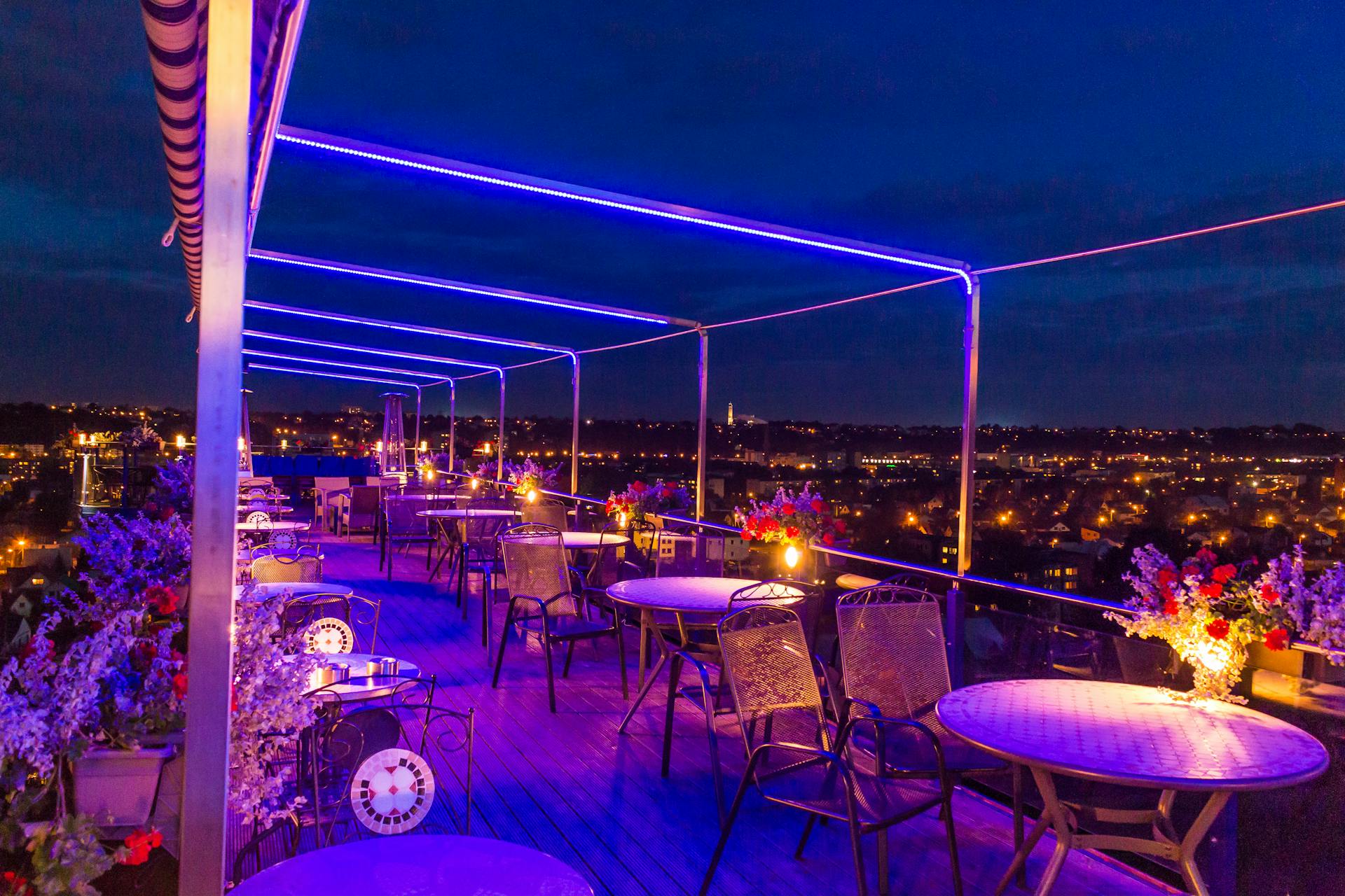 Una impresionante vista nocturna de un restaurante en la azotea | Fuente: Pexels